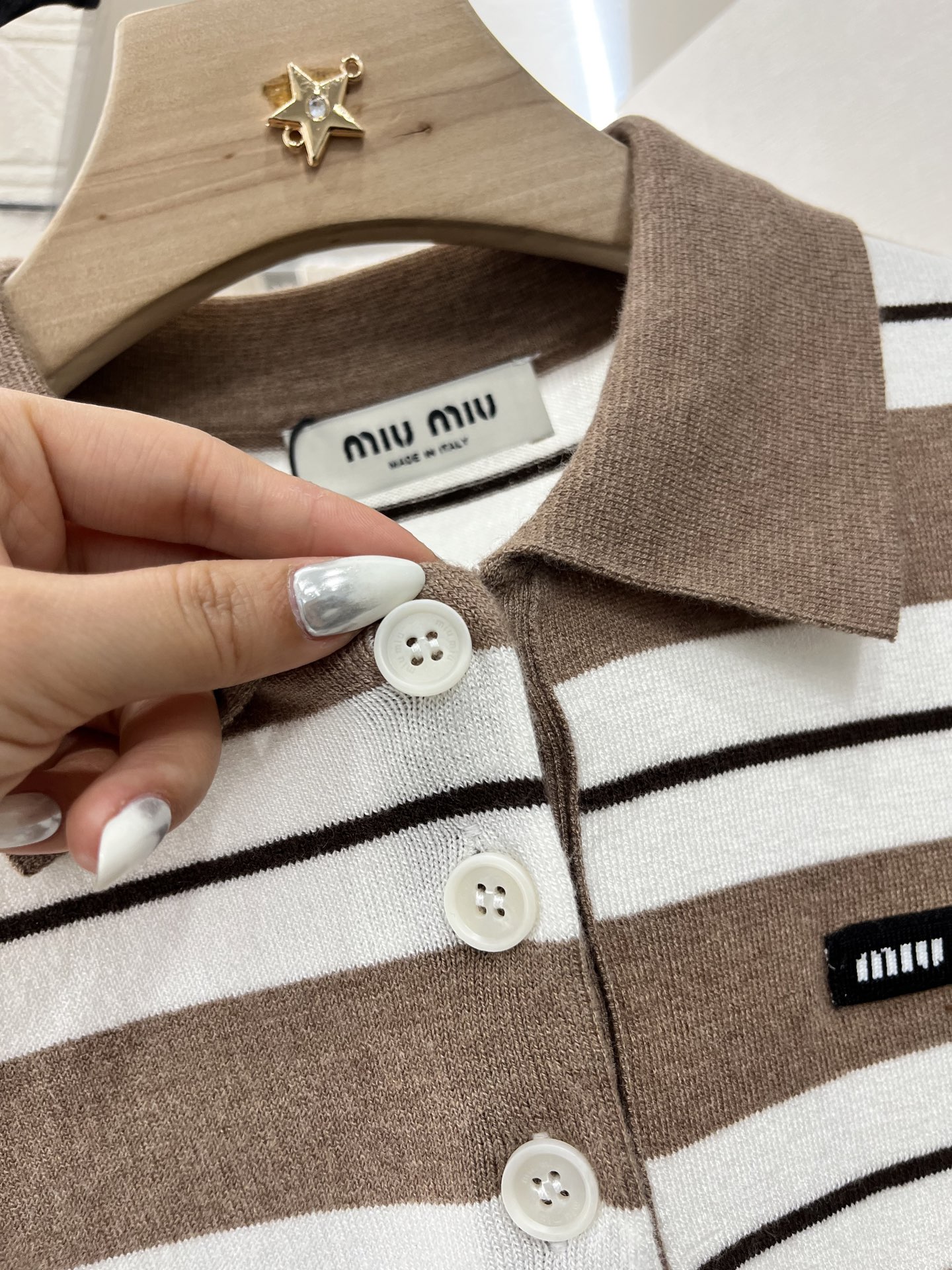 ♥Miumi*♥2025新品上架
     条纹短袖上衣
定制YB羊毛纱线织造 弹力舒适 质感十足 翻领