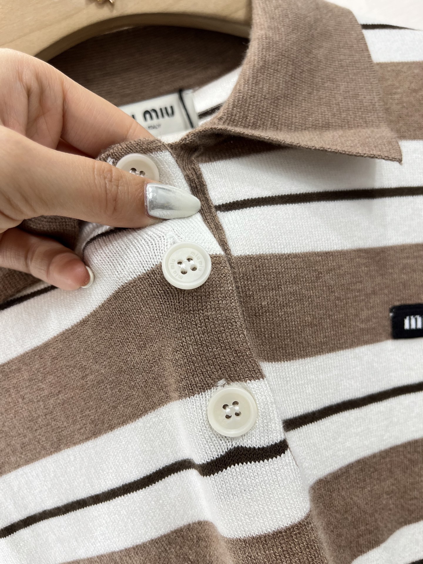 ♥Mimi*♥2025新品上架
     条纹针织长袖上衣
定制YB羊毛纱线织造 弹力舒适 质感十足 宽