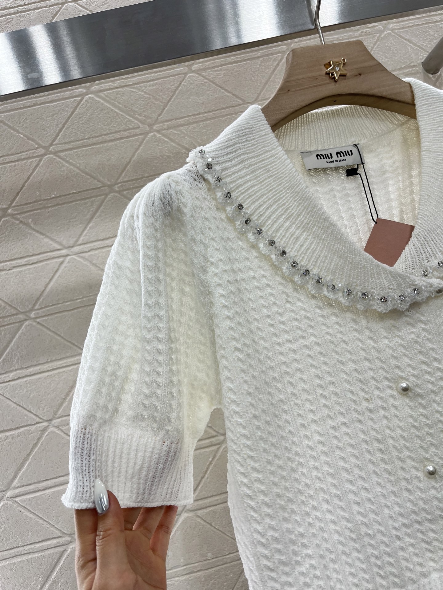 ♥Miumi*♥2025新品上架
     翻领短袖针织开衫
定制YB羊毛纱线织造 细腻肌理 柔软舒适 