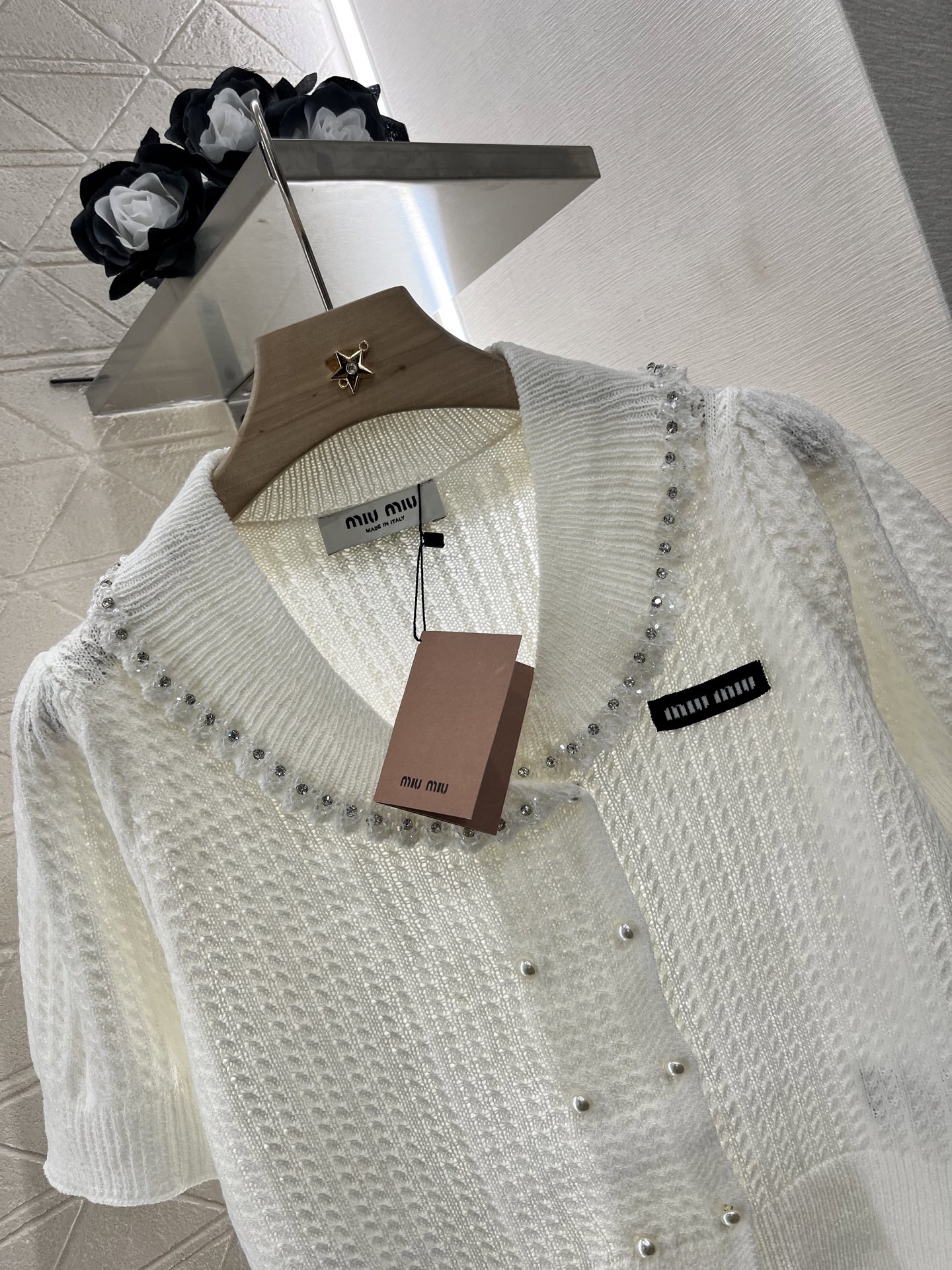 ♥Miumi*♥2025新品上架
     翻领短袖针织开衫
定制YB羊毛纱线织造 细腻肌理 柔软舒适 