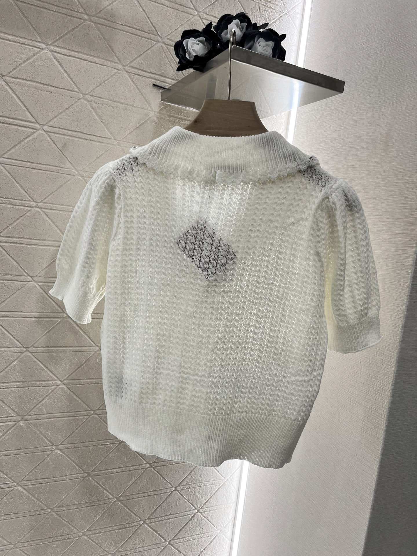 ♥Miumi*♥2025新品上架
     翻领短袖针织开衫
定制YB羊毛纱线织造 细腻肌理 柔软舒适 