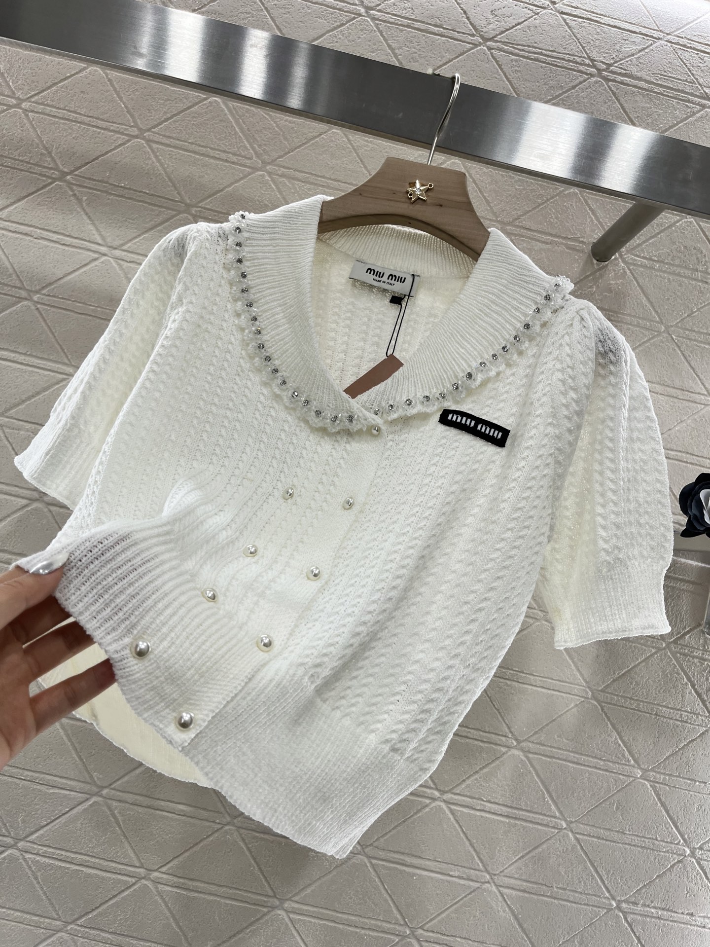 ♥Miumi*♥2025新品上架
     翻领短袖针织开衫
定制YB羊毛纱线织造 细腻肌理 柔软舒适 