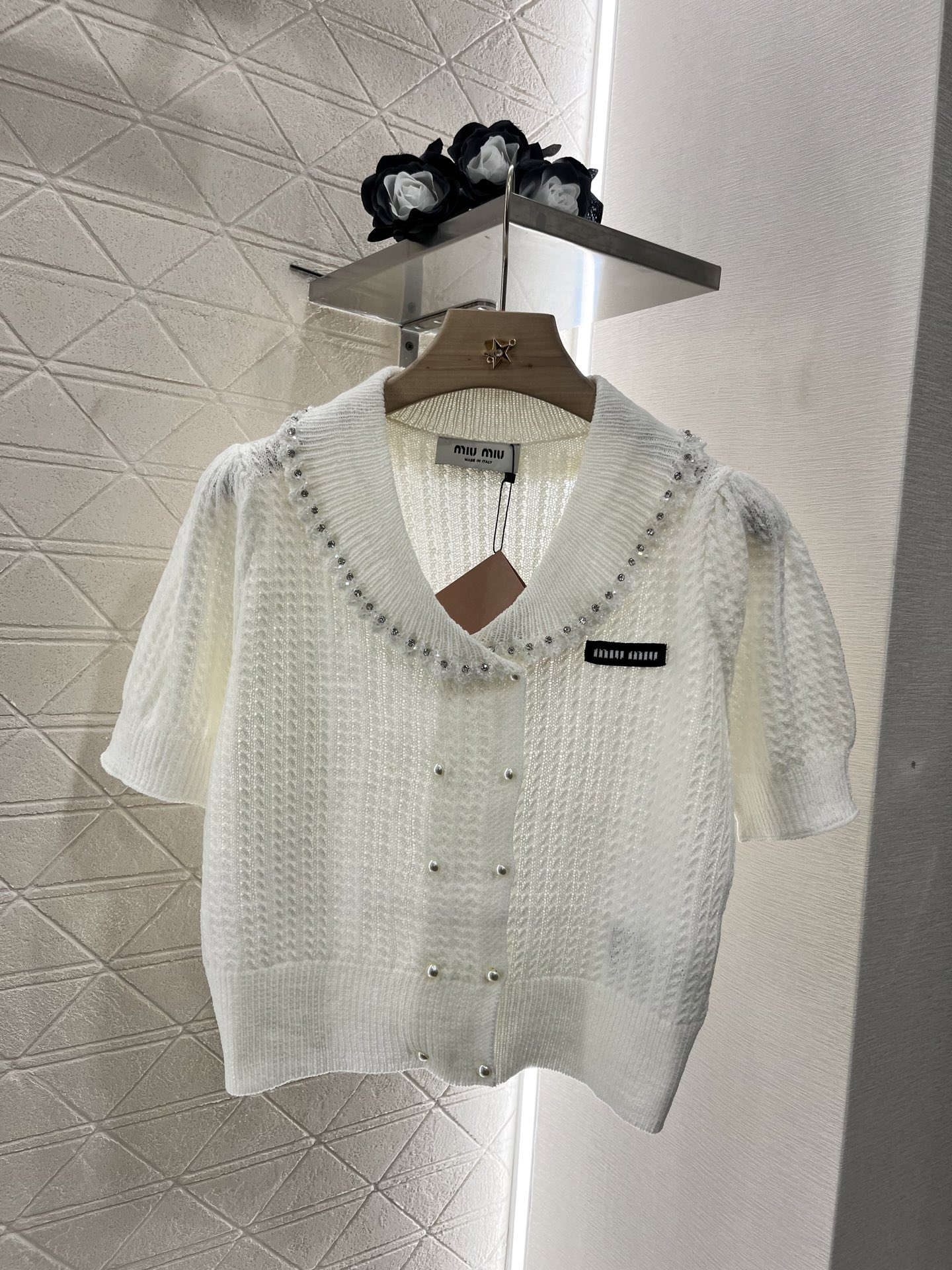 ♥Miumi*♥2025新品上架
     翻领短袖针织开衫
定制YB羊毛纱线织造 细腻肌理 柔软舒适 