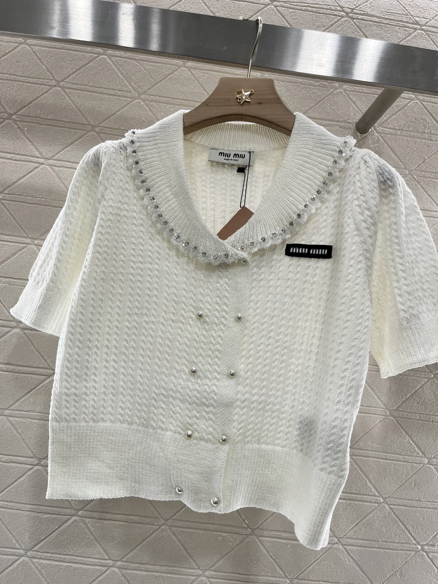 ♥Miumi*♥2025新品上架
     翻领短袖针织开衫
定制YB羊毛纱线织造 细腻肌理 柔软舒适 