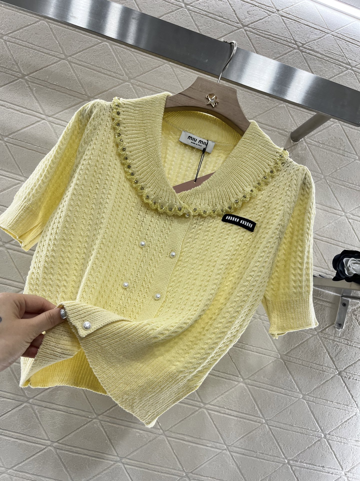 ♥Miumi*♥2025新品上架
     翻领短袖针织开衫
定制YB羊毛纱线织造 细腻肌理 柔软舒适 