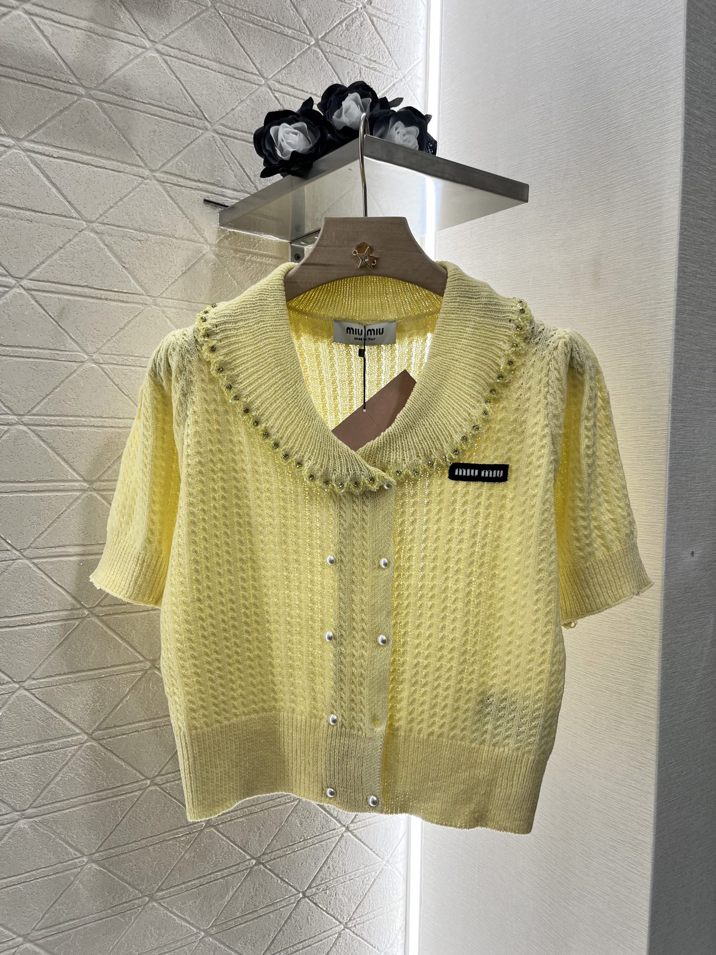 ♥Miumi*♥2025新品上架
     翻领短袖针织开衫
定制YB羊毛纱线织造 细腻肌理 柔软舒适 
