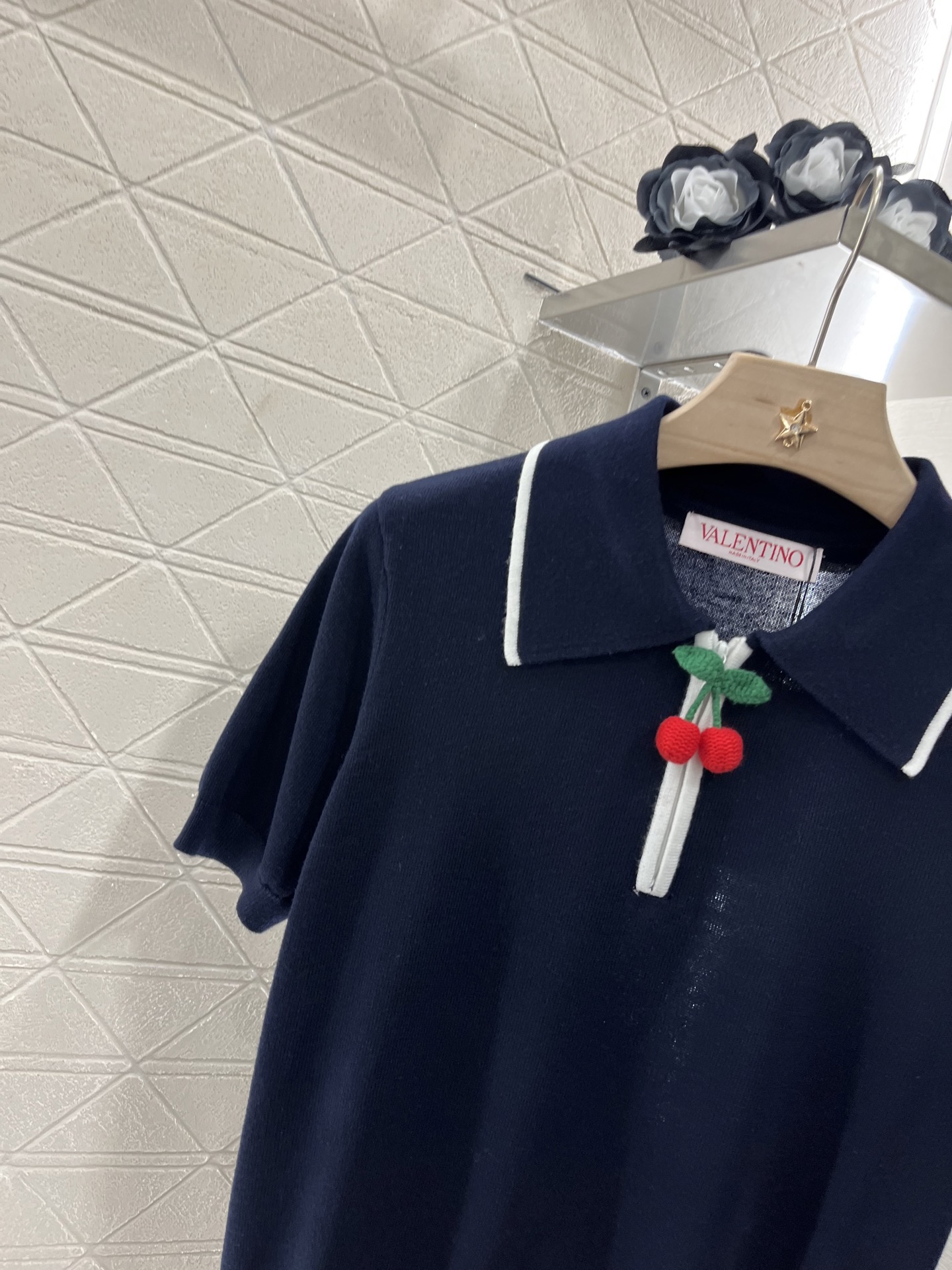 ♥Valentin*♥2025新品上架
     翻领𝑃𝑜𝑙𝑜樱桃上衣
定制YB羊毛纱线织造 舒适软糯 