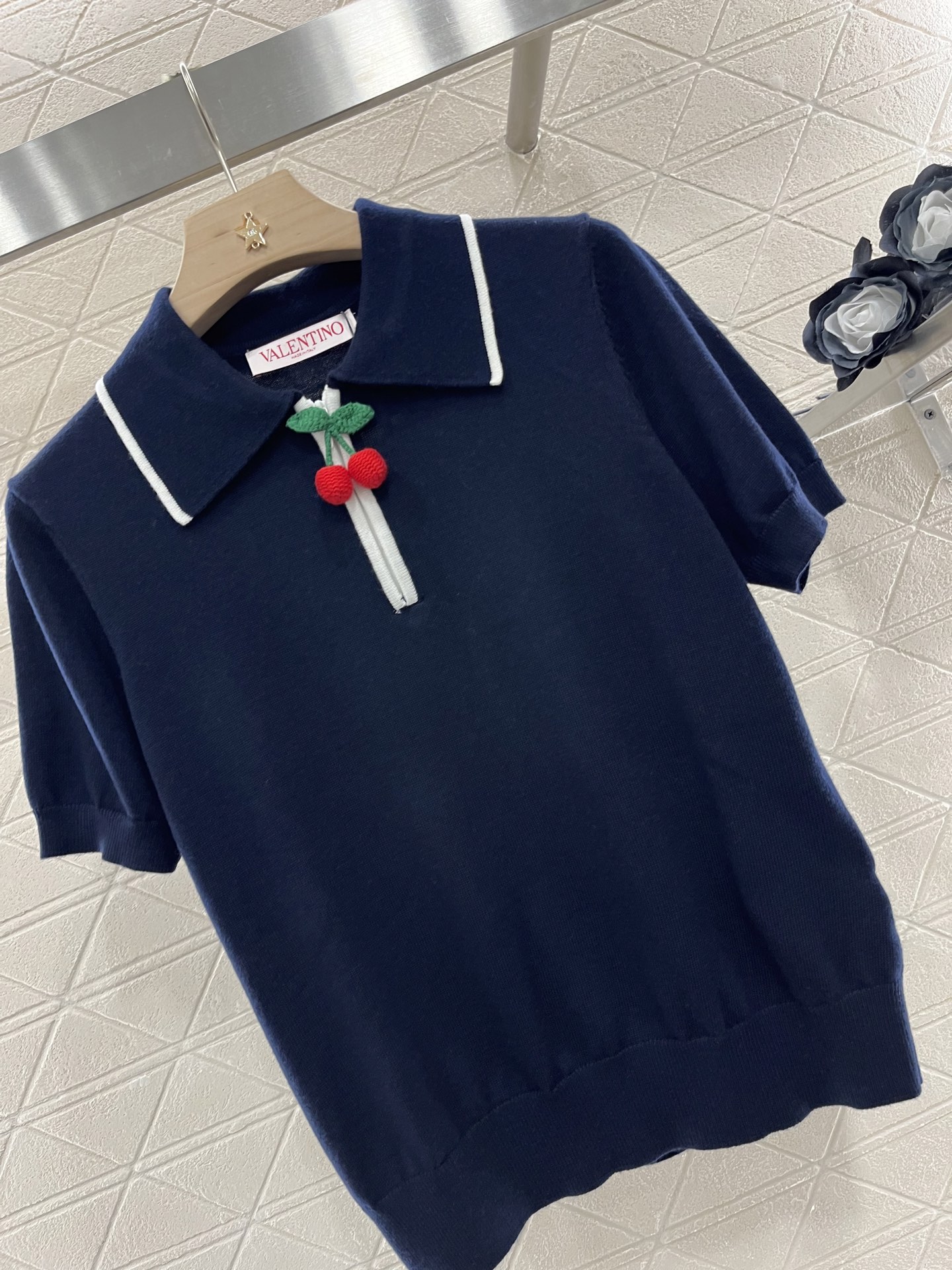 ♥Valentin*♥2025新品上架
     翻领𝑃𝑜𝑙𝑜樱桃上衣
定制YB羊毛纱线织造 舒适软糯 