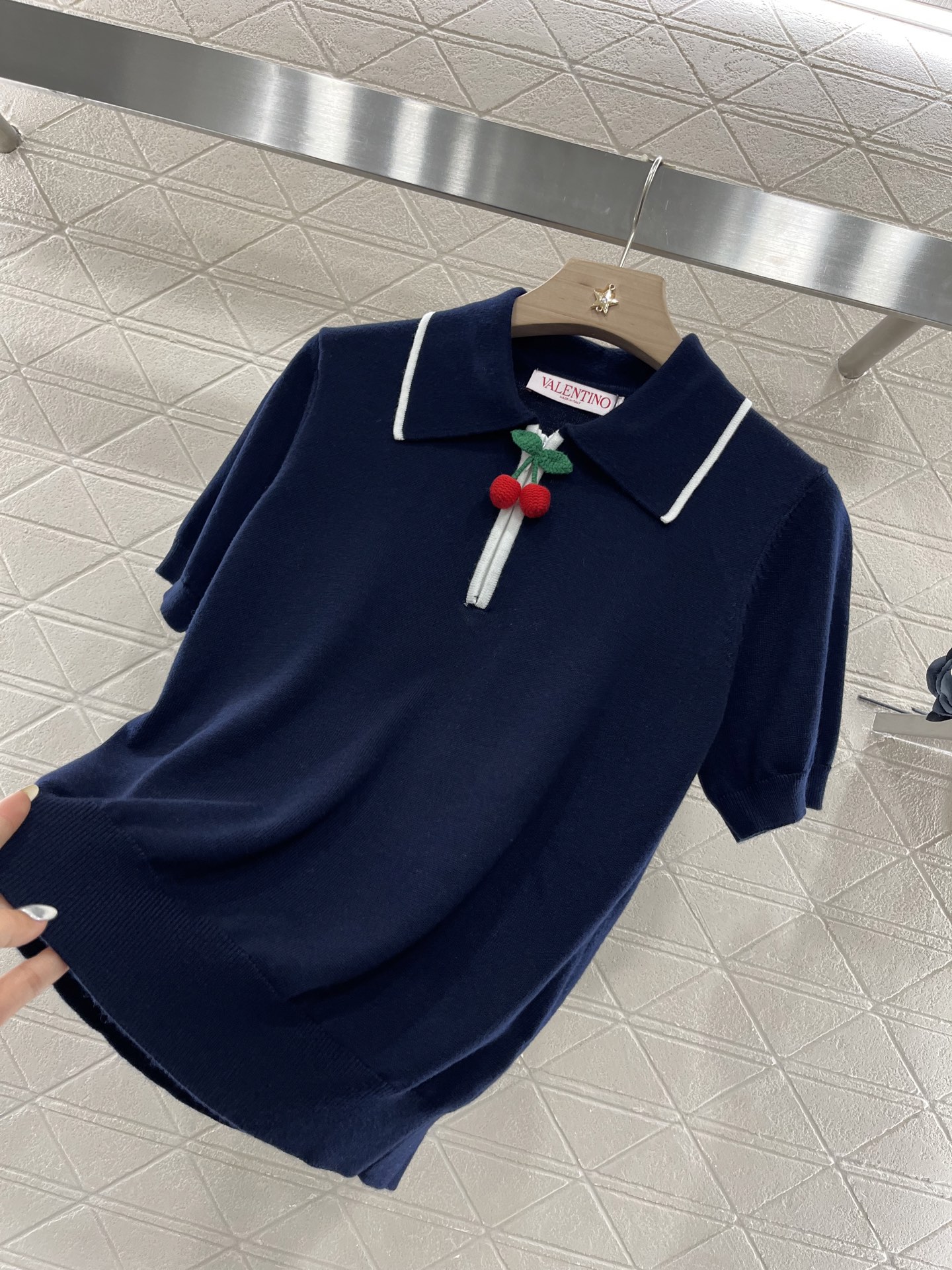 ♥Valentin*♥2025新品上架
     翻领𝑃𝑜𝑙𝑜樱桃上衣
定制YB羊毛纱线织造 舒适软糯 