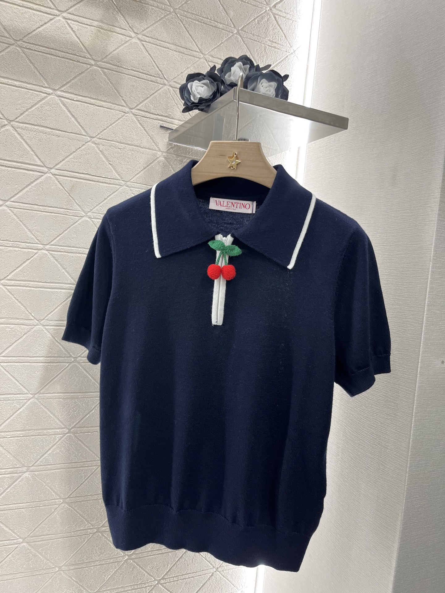 ♥Valentin*♥2025新品上架
     翻领𝑃𝑜𝑙𝑜樱桃上衣
定制YB羊毛纱线织造 舒适软糯 