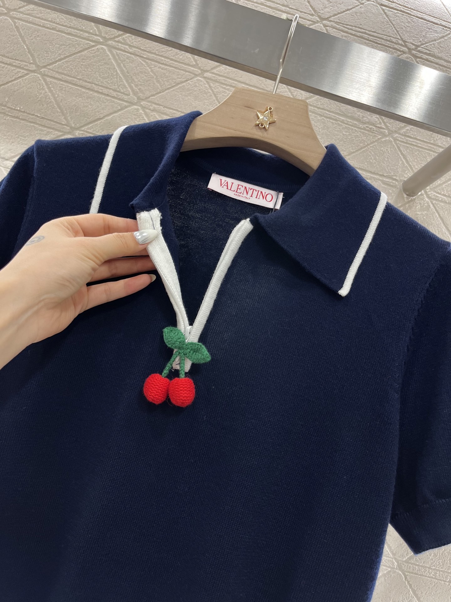 ♥Valentin*♥2025新品上架
     翻领𝑃𝑜𝑙𝑜樱桃上衣
定制YB羊毛纱线织造 舒适软糯 
