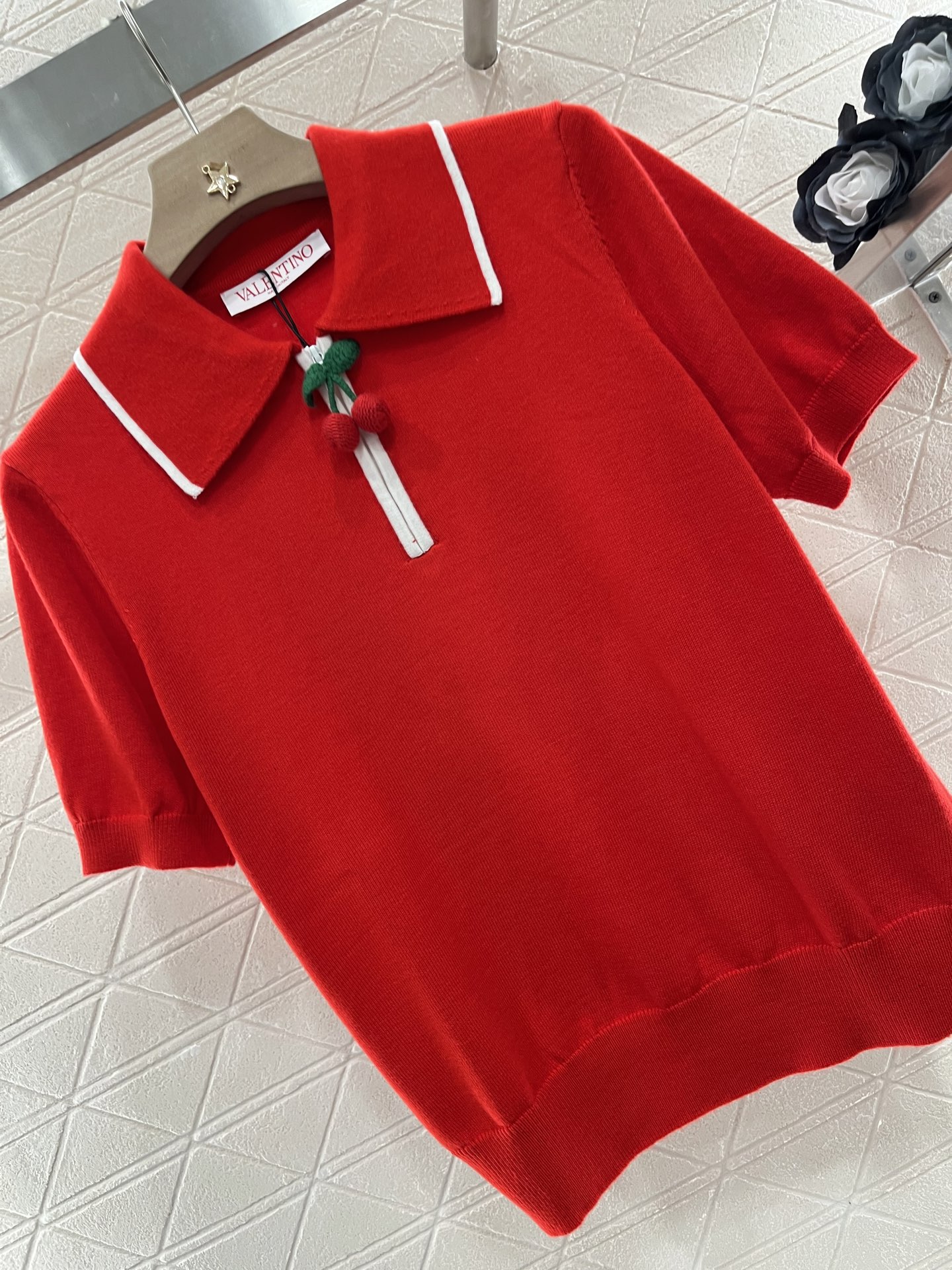 ♥Valentin*♥2025新品上架
     翻领𝑃𝑜𝑙𝑜樱桃上衣
定制YB羊毛纱线织造 舒适软糯 