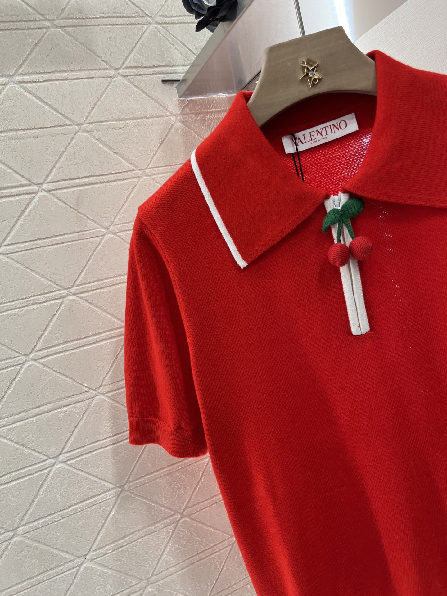♥Valentin*♥2025新品上架
     翻领𝑃𝑜𝑙𝑜樱桃上衣
定制YB羊毛纱线织造 舒适软糯 