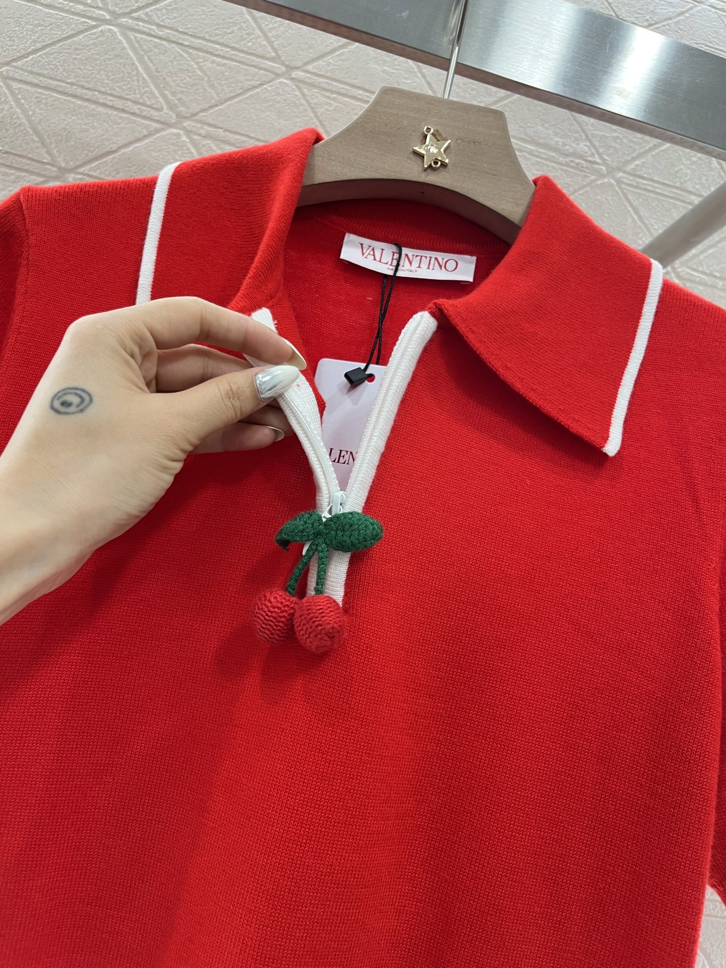 ♥Valentin*♥2025新品上架
     翻领𝑃𝑜𝑙𝑜樱桃上衣
定制YB羊毛纱线织造 舒适软糯 