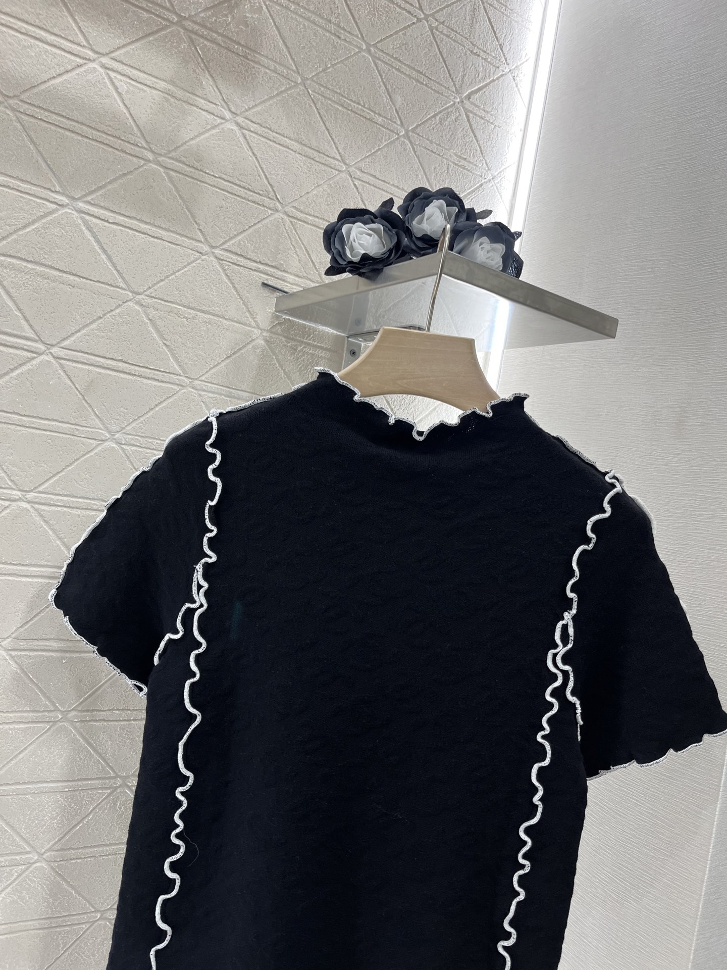 ♥Chane*♥2025新品上架
     立领花边修身短袖
定制YB进口纱线织造材 细腻肌理 柔软舒适