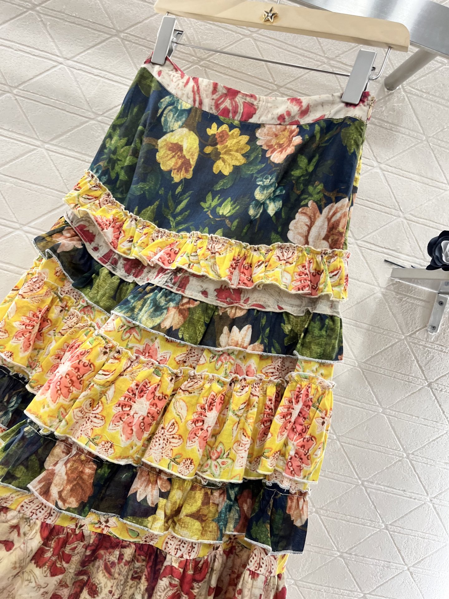 ♥Valentin*♥2025新品上架
 活性印花度假荷叶边半身裙
定制YB进口斜纹稠材质 光泽舒适 穿