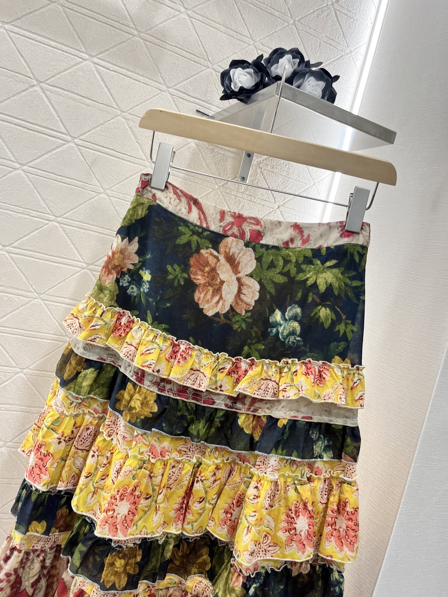 ♥Valentin*♥2025新品上架
 活性印花度假荷叶边半身裙
定制YB进口斜纹稠材质 光泽舒适 穿