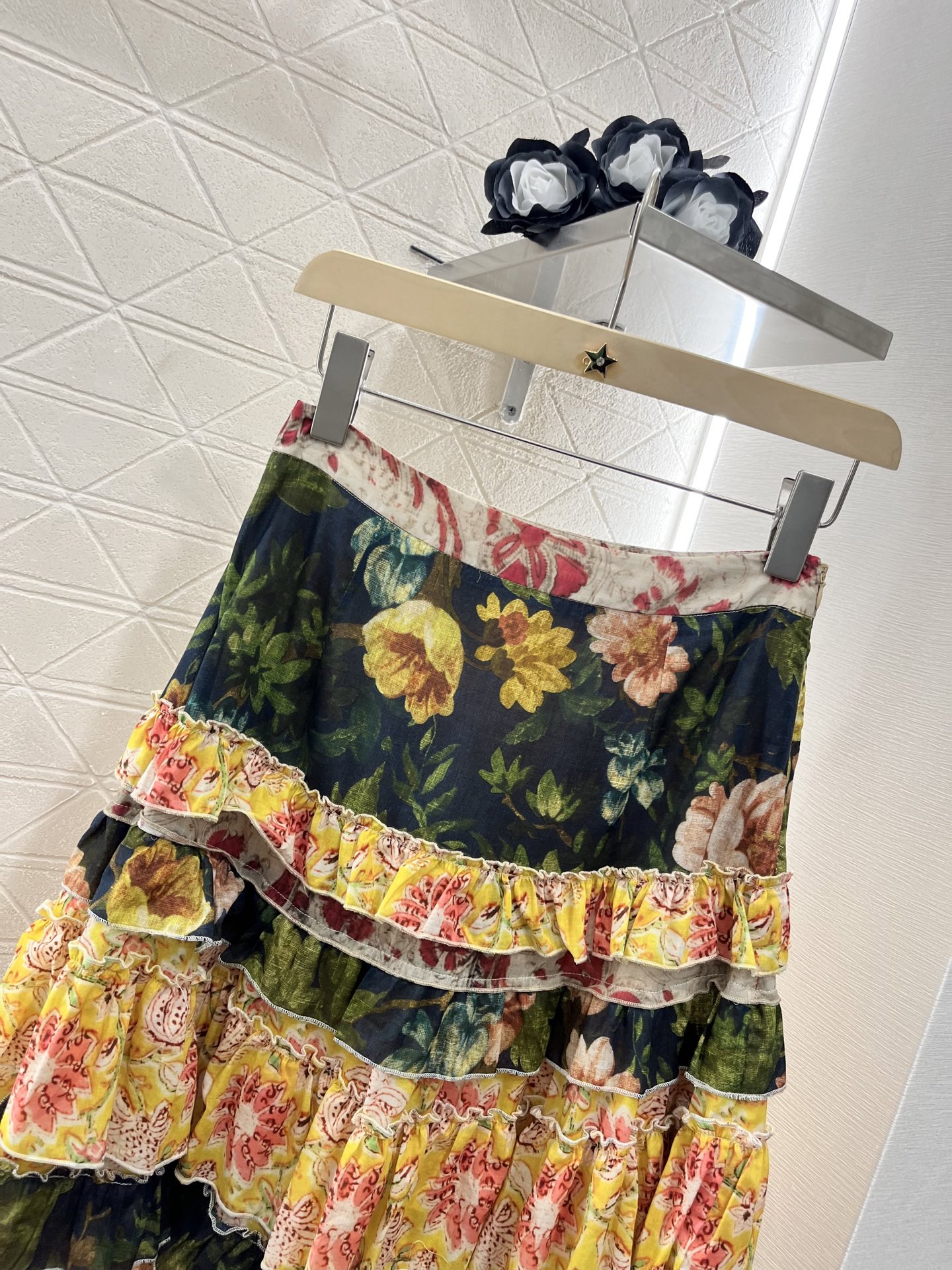 ♥Valentin*♥2025新品上架
 活性印花度假荷叶边半身裙
定制YB进口斜纹稠材质 光泽舒适 穿