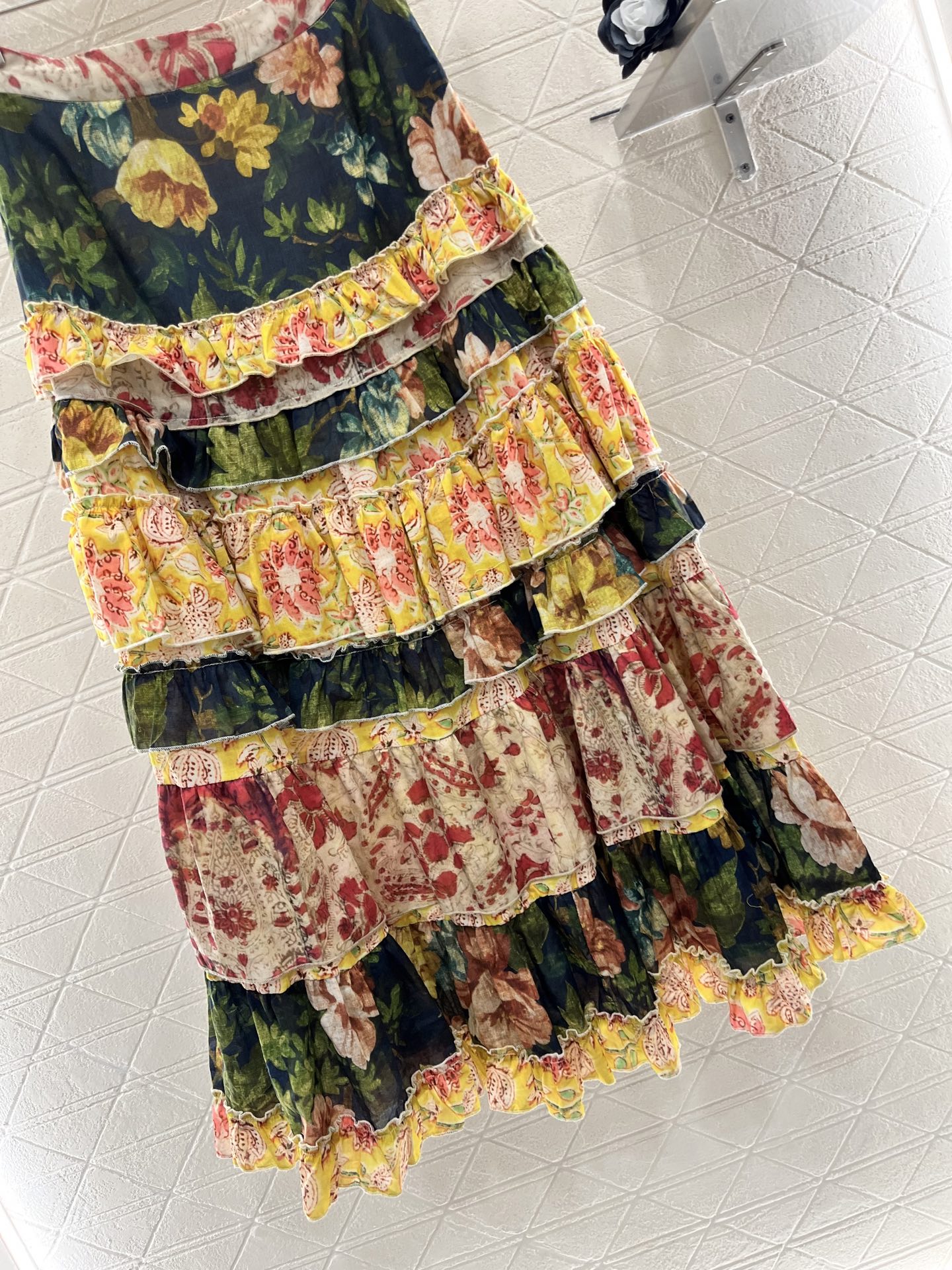 ♥Valentin*♥2025新品上架
 活性印花度假荷叶边半身裙
定制YB进口斜纹稠材质 光泽舒适 穿