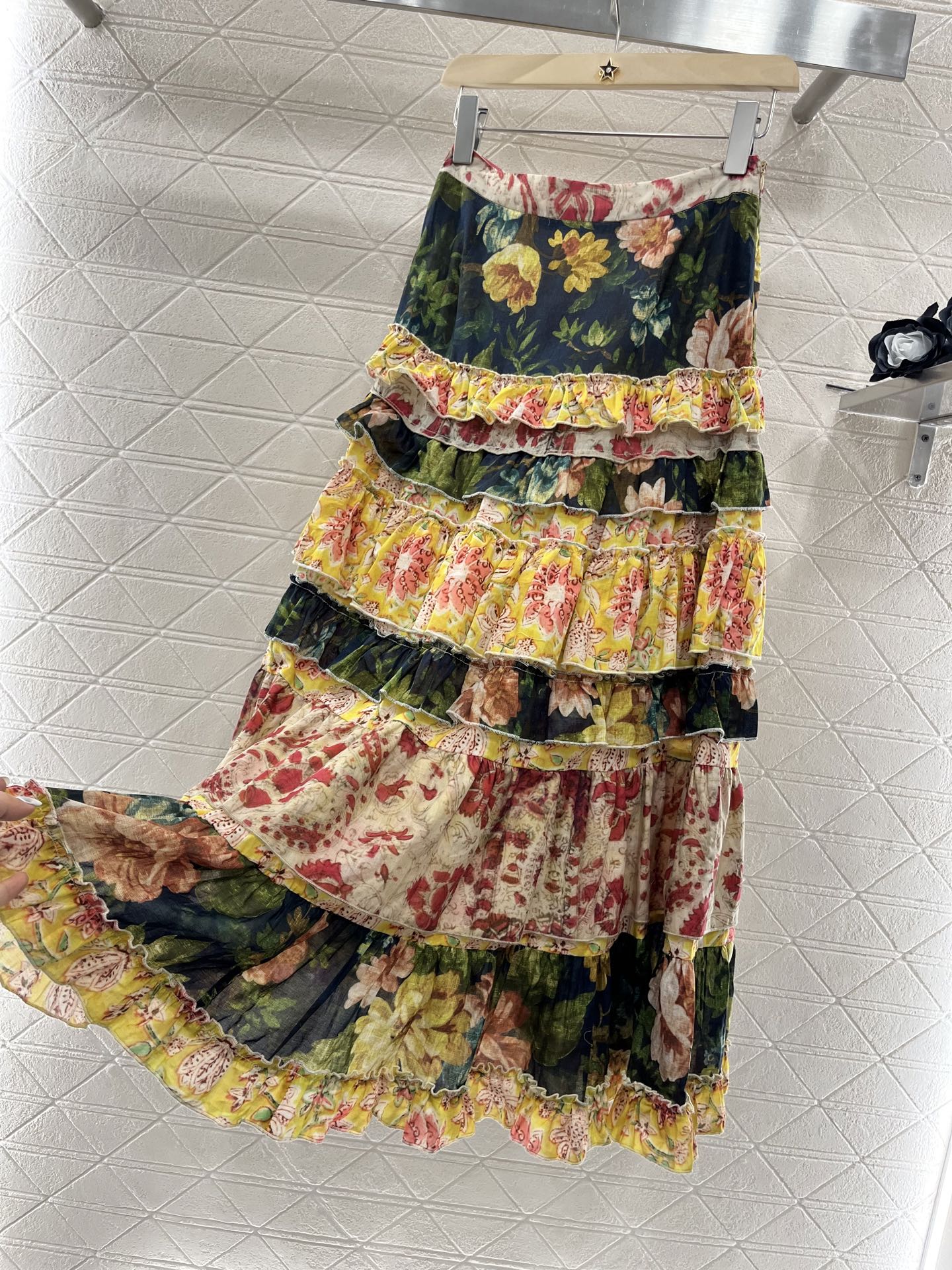 ♥Valentin*♥2025新品上架
 活性印花度假荷叶边半身裙
定制YB进口斜纹稠材质 光泽舒适 穿
