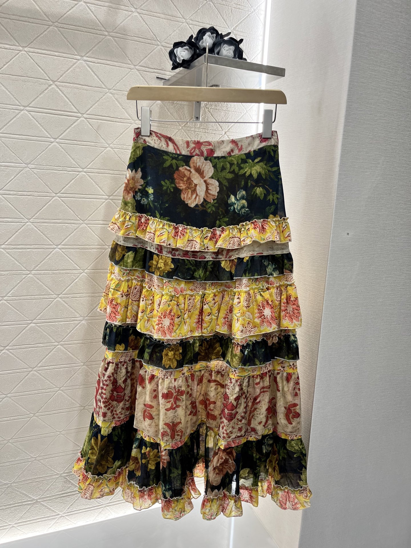 ♥Valentin*♥2025新品上架
 活性印花度假荷叶边半身裙
定制YB进口斜纹稠材质 光泽舒适 穿