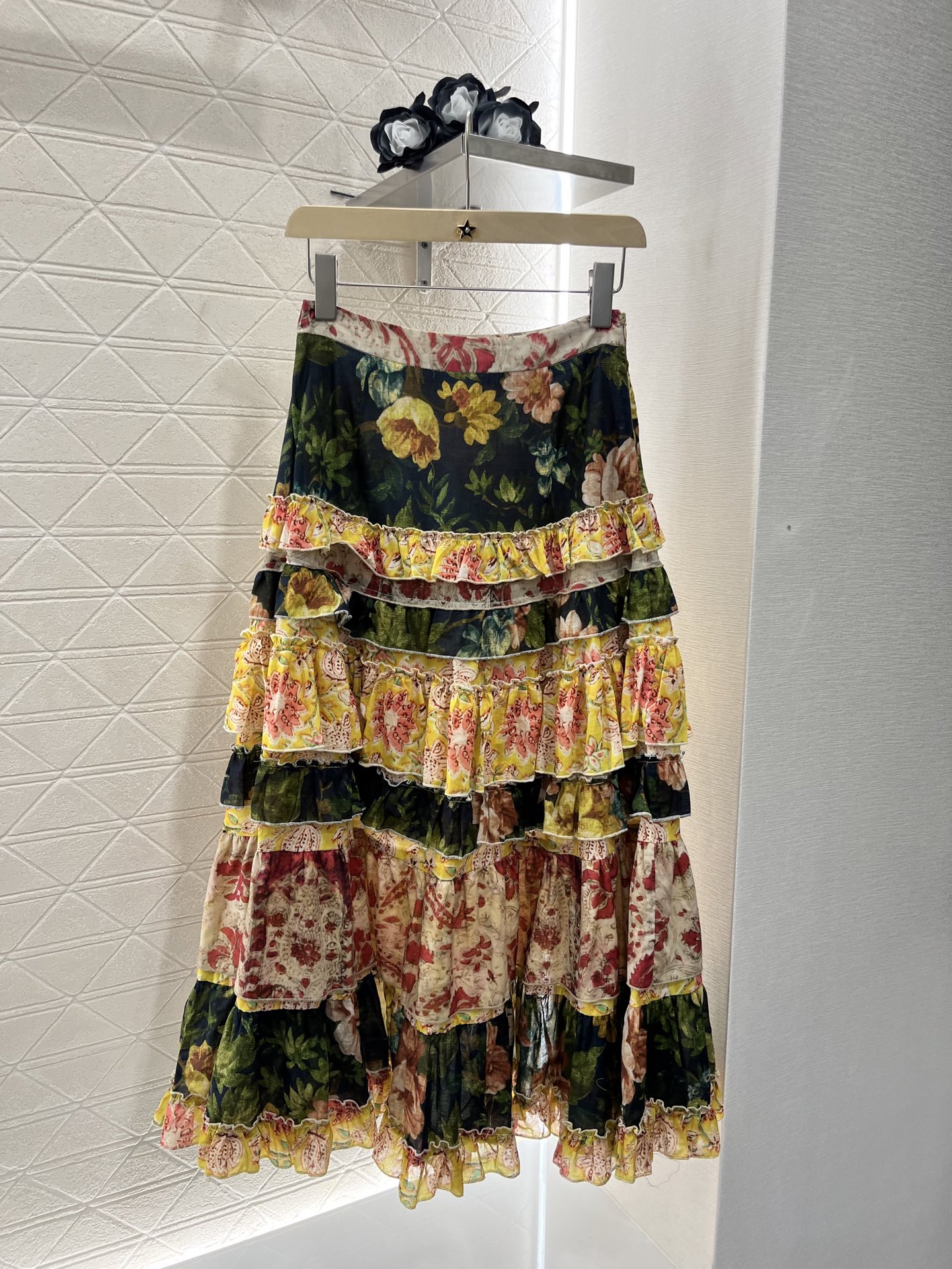 ♥Valentin*♥2025新品上架
 活性印花度假荷叶边半身裙
定制YB进口斜纹稠材质 光泽舒适 穿