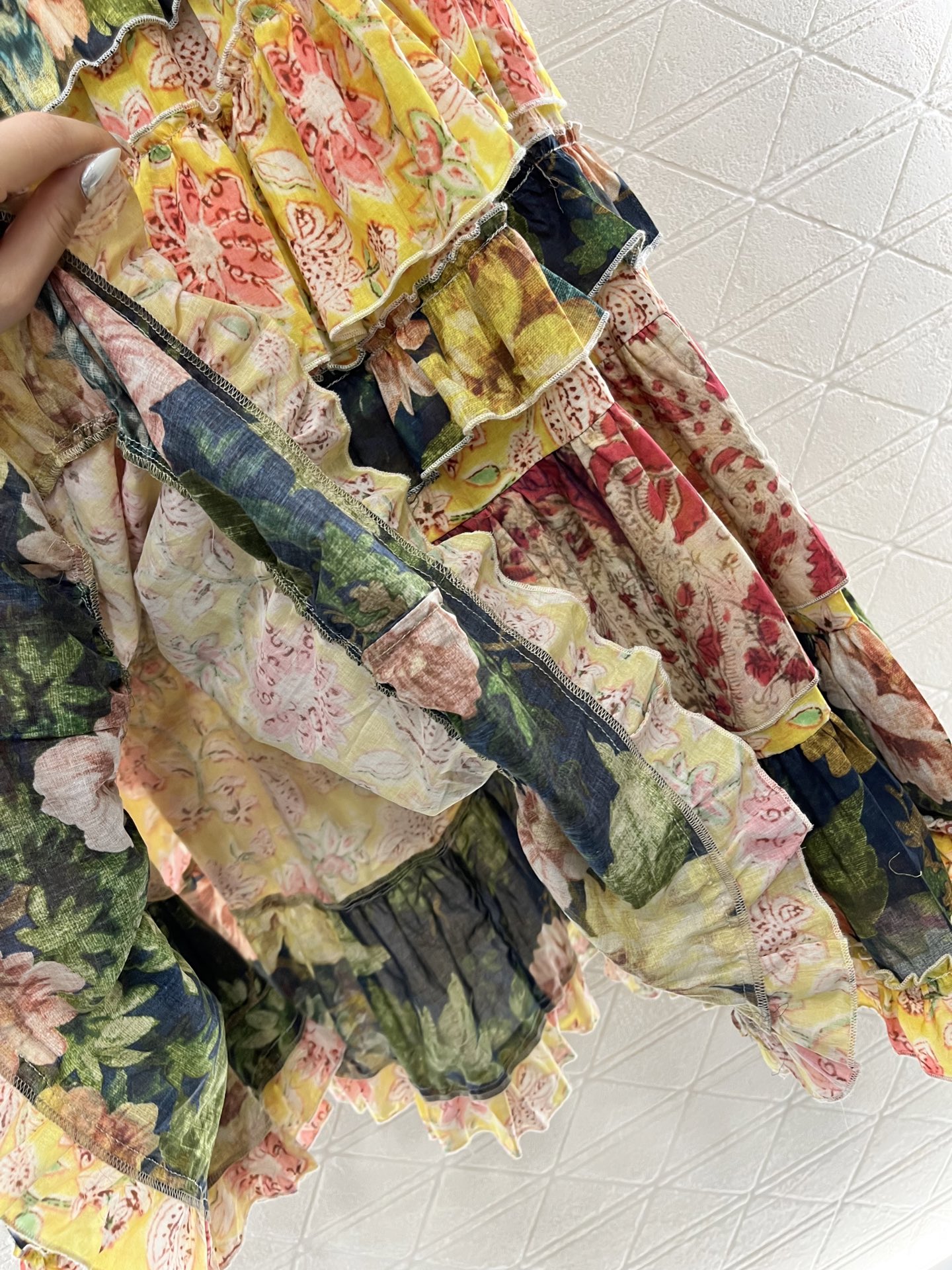 ♥Valentin*♥2025新品上架
 活性印花度假荷叶边半身裙
定制YB进口斜纹稠材质 光泽舒适 穿