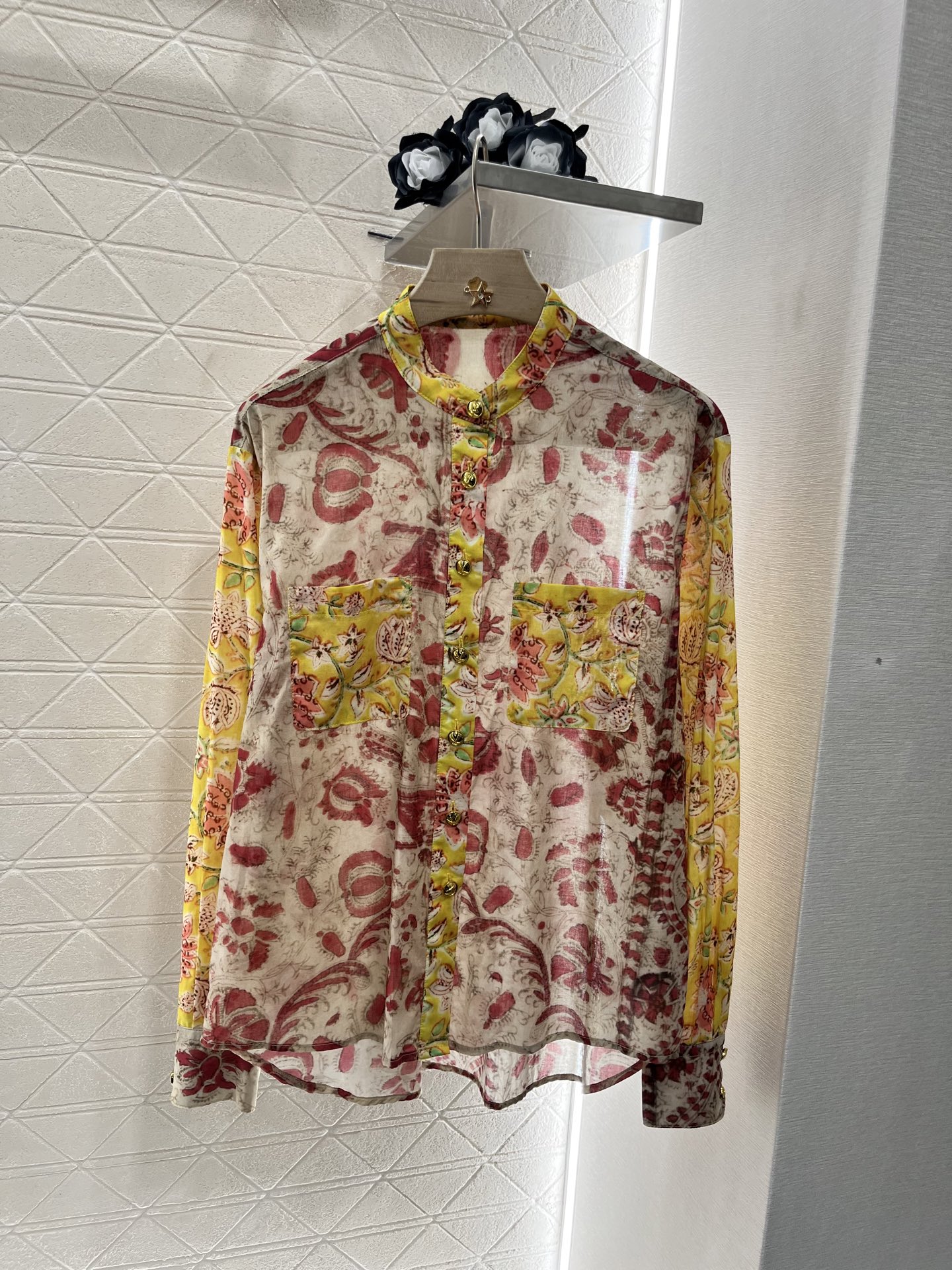  Valentin*♥2025新品上架
     花边碎花衬衫
定制YB进口斜纹稠材质 质感轻透高级 垂