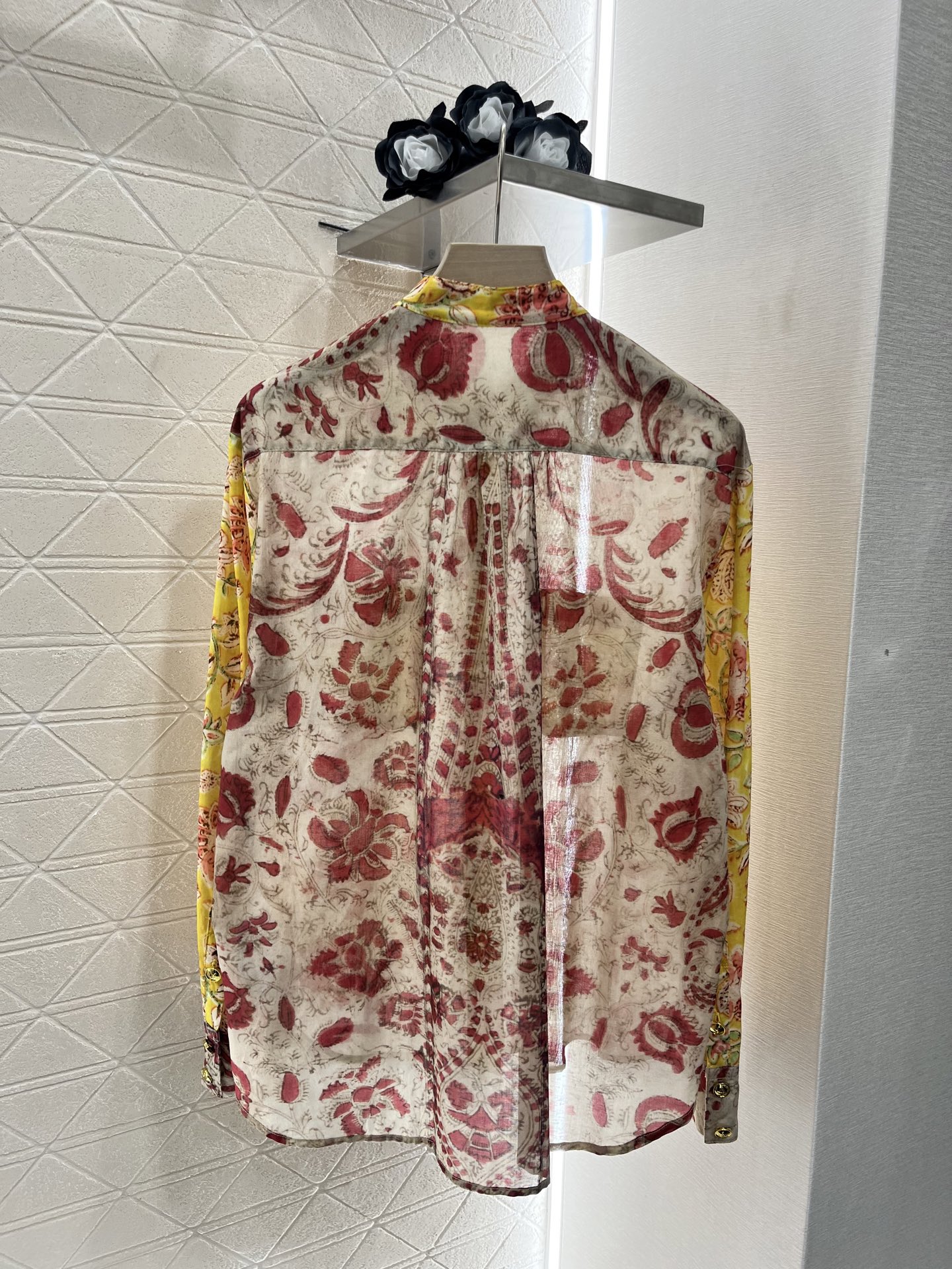  Valentin*♥2025新品上架
     花边碎花衬衫
定制YB进口斜纹稠材质 质感轻透高级 垂