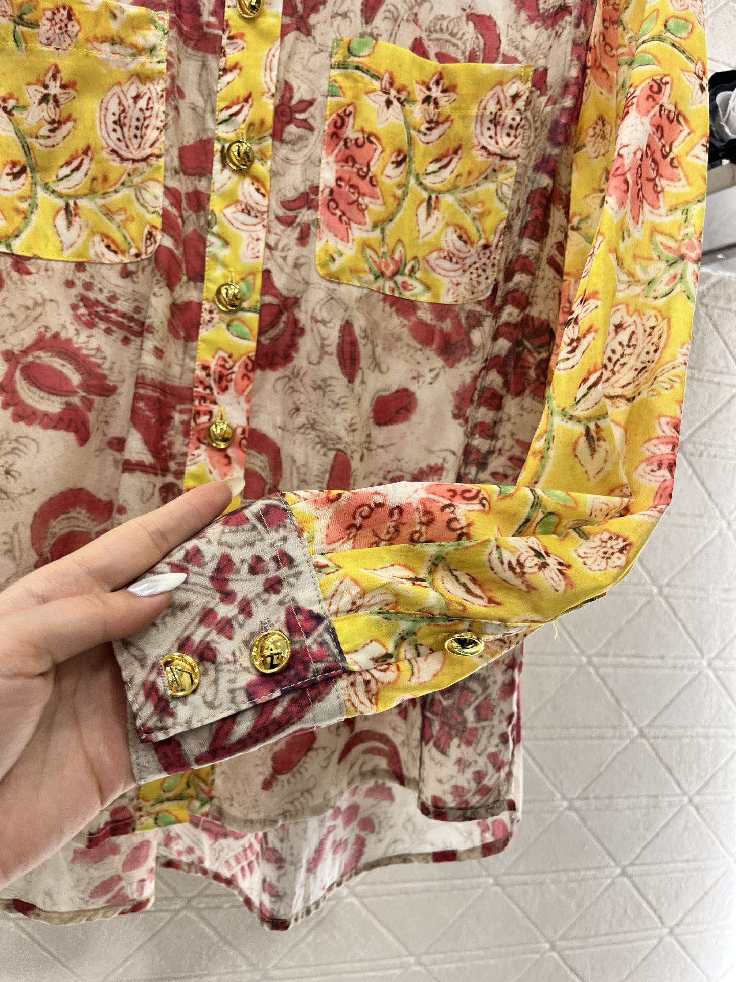  Valentin*♥2025新品上架
     花边碎花衬衫
定制YB进口斜纹稠材质 质感轻透高级 垂