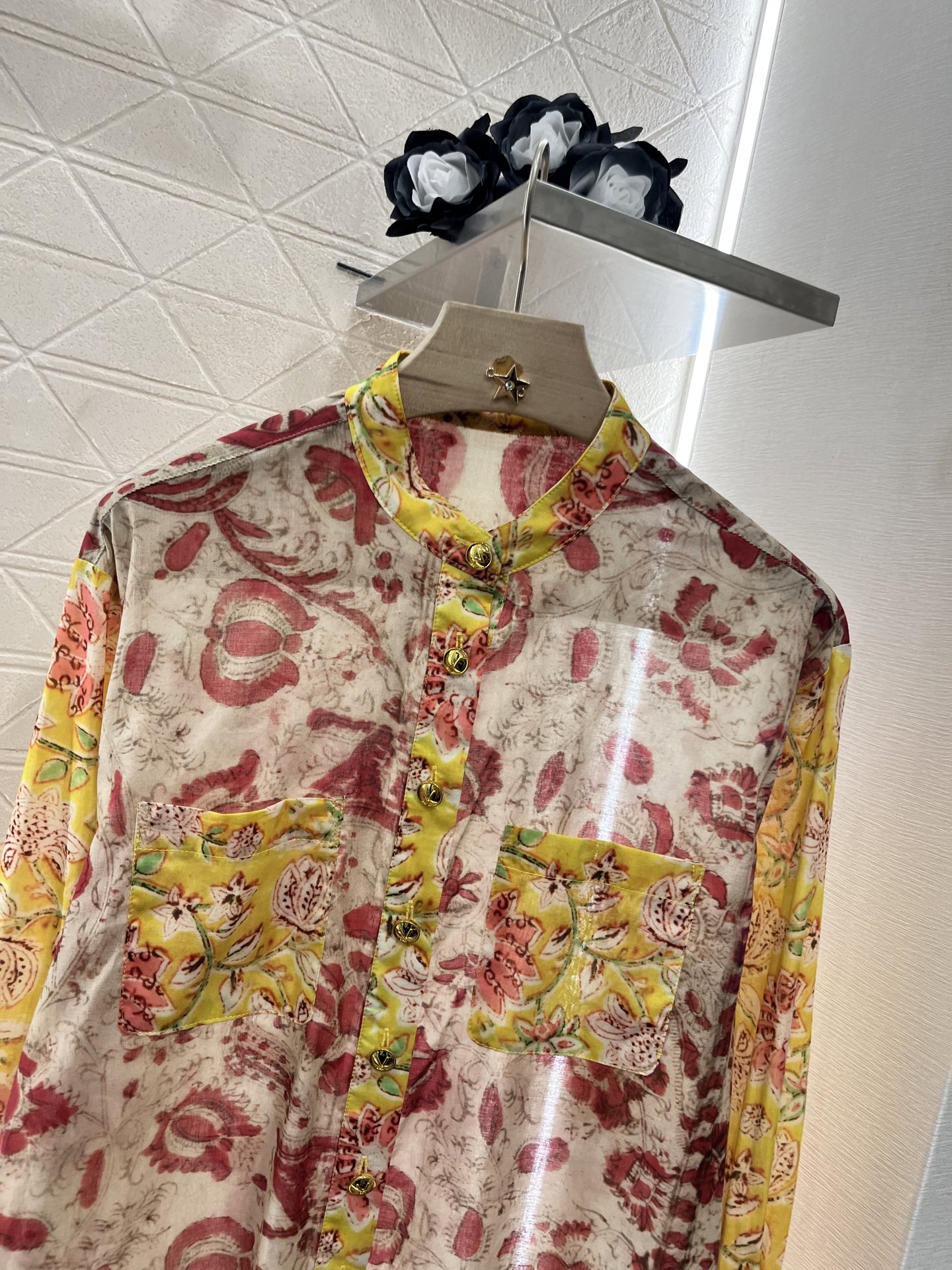  Valentin*♥2025新品上架
     花边碎花衬衫
定制YB进口斜纹稠材质 质感轻透高级 垂