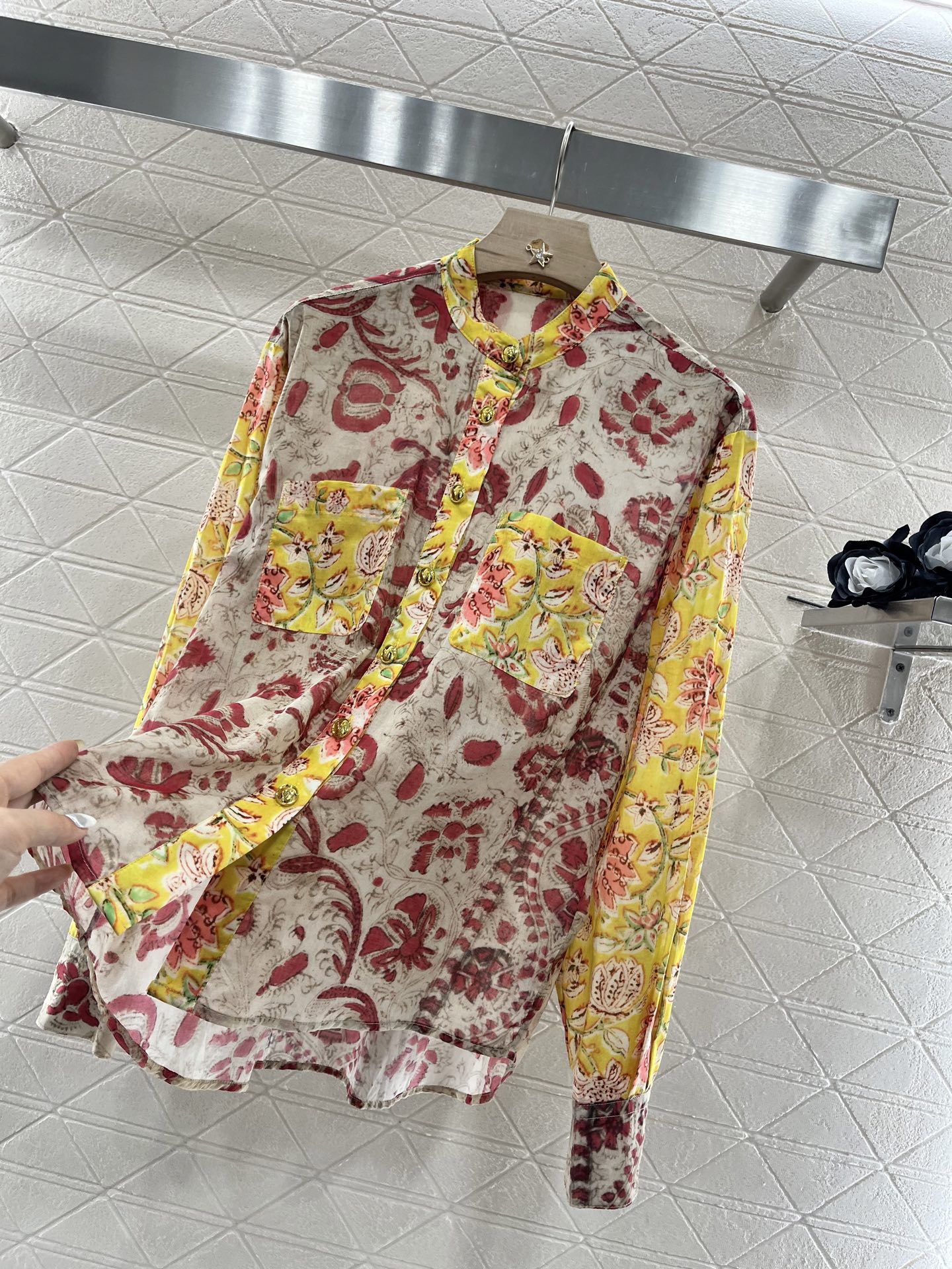 Valentin*♥2025新品上架
     花边碎花衬衫
定制YB进口斜纹稠材质 质感轻透高级 垂