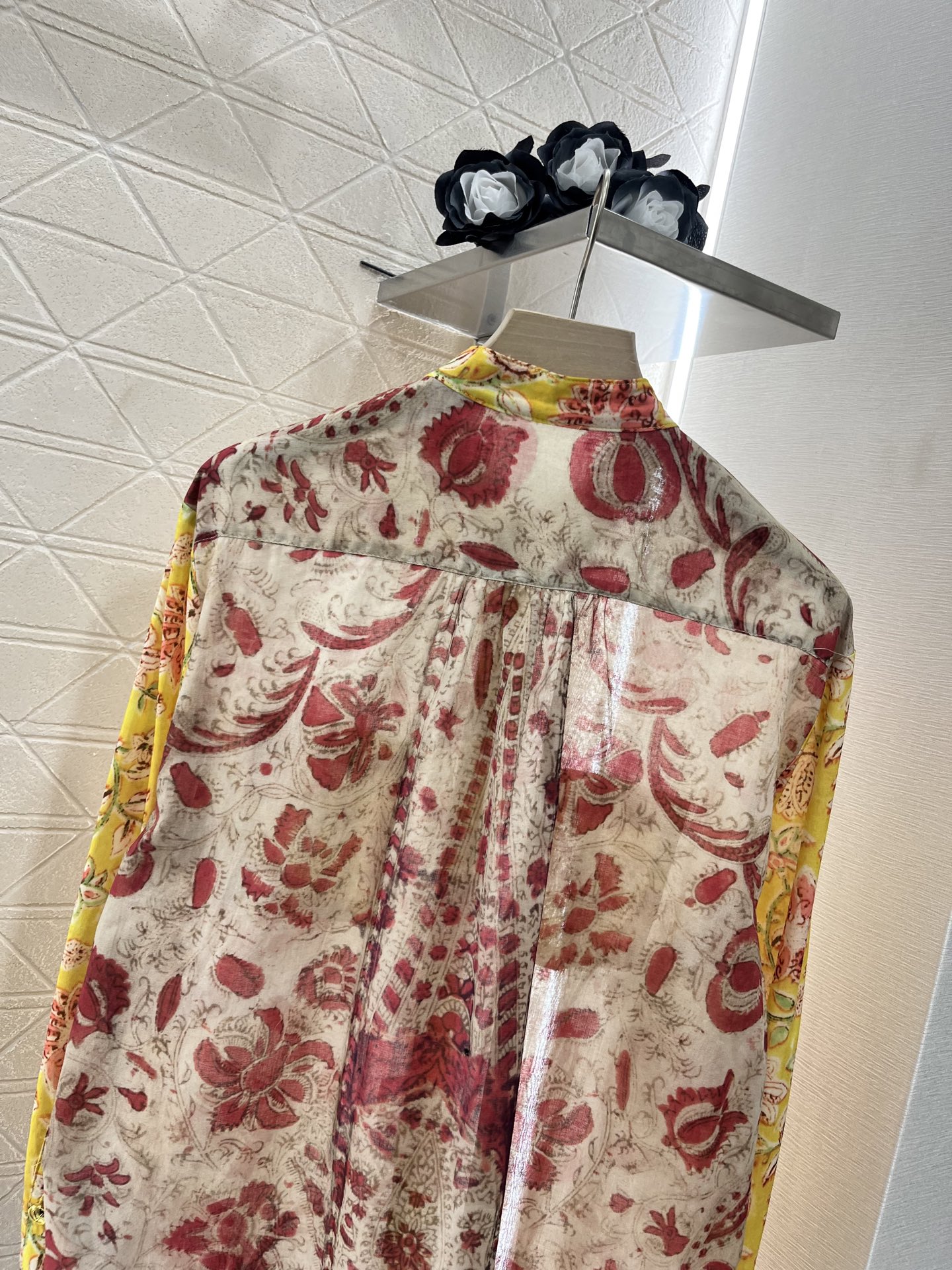  Valentin*♥2025新品上架
     花边碎花衬衫
定制YB进口斜纹稠材质 质感轻透高级 垂