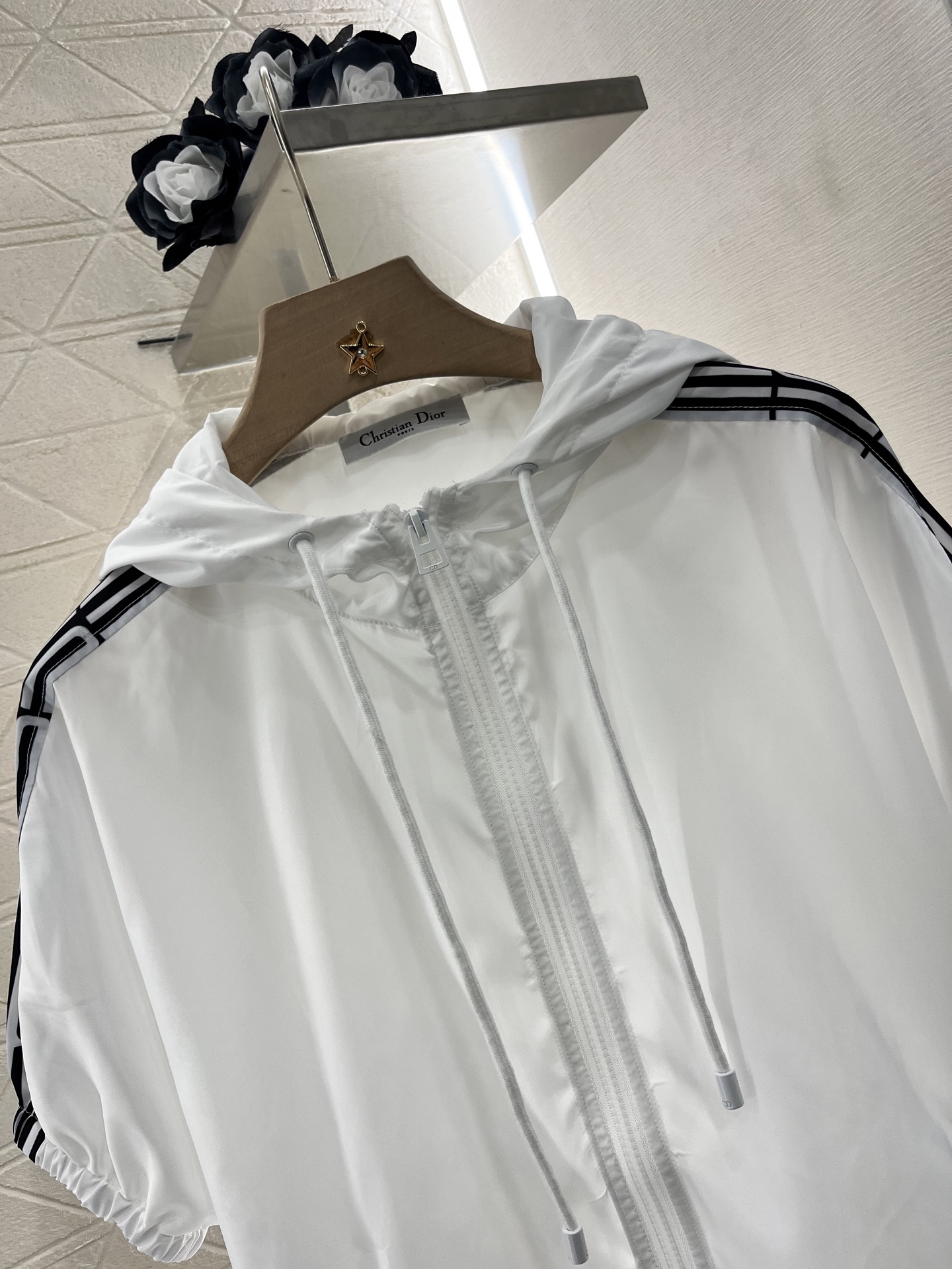 ♥Dio*♥ 2024新品上架
  连帽抽绳外套短裤套装
定制YB进口环保再生尼龙材质 舒适透气 光泽柔