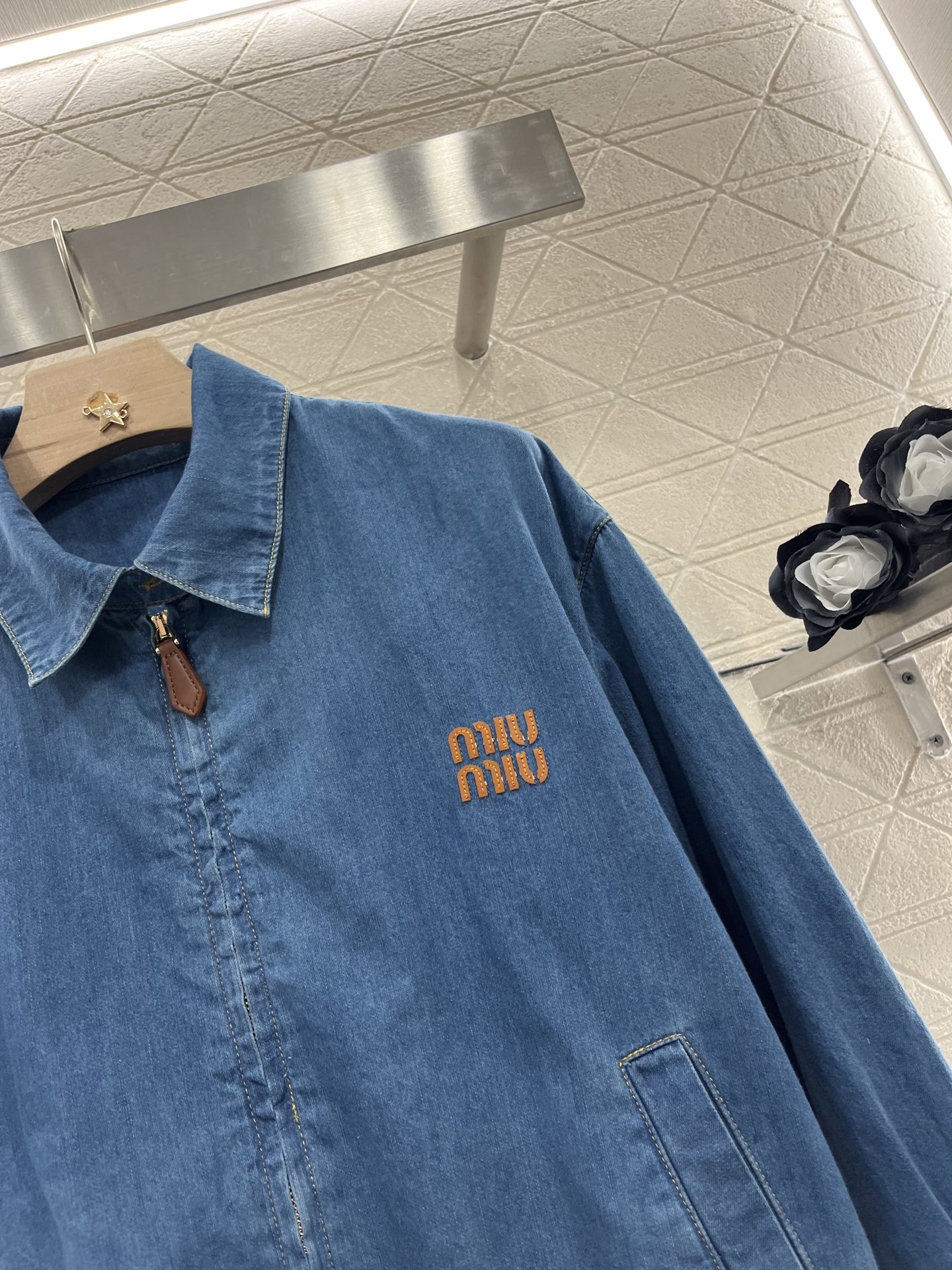 ♥Miumi*♥2025新品上架
    翻领牛仔夹克外套
定制YB斜纹棉牛仔材质 质感舒适 垂顺有型 