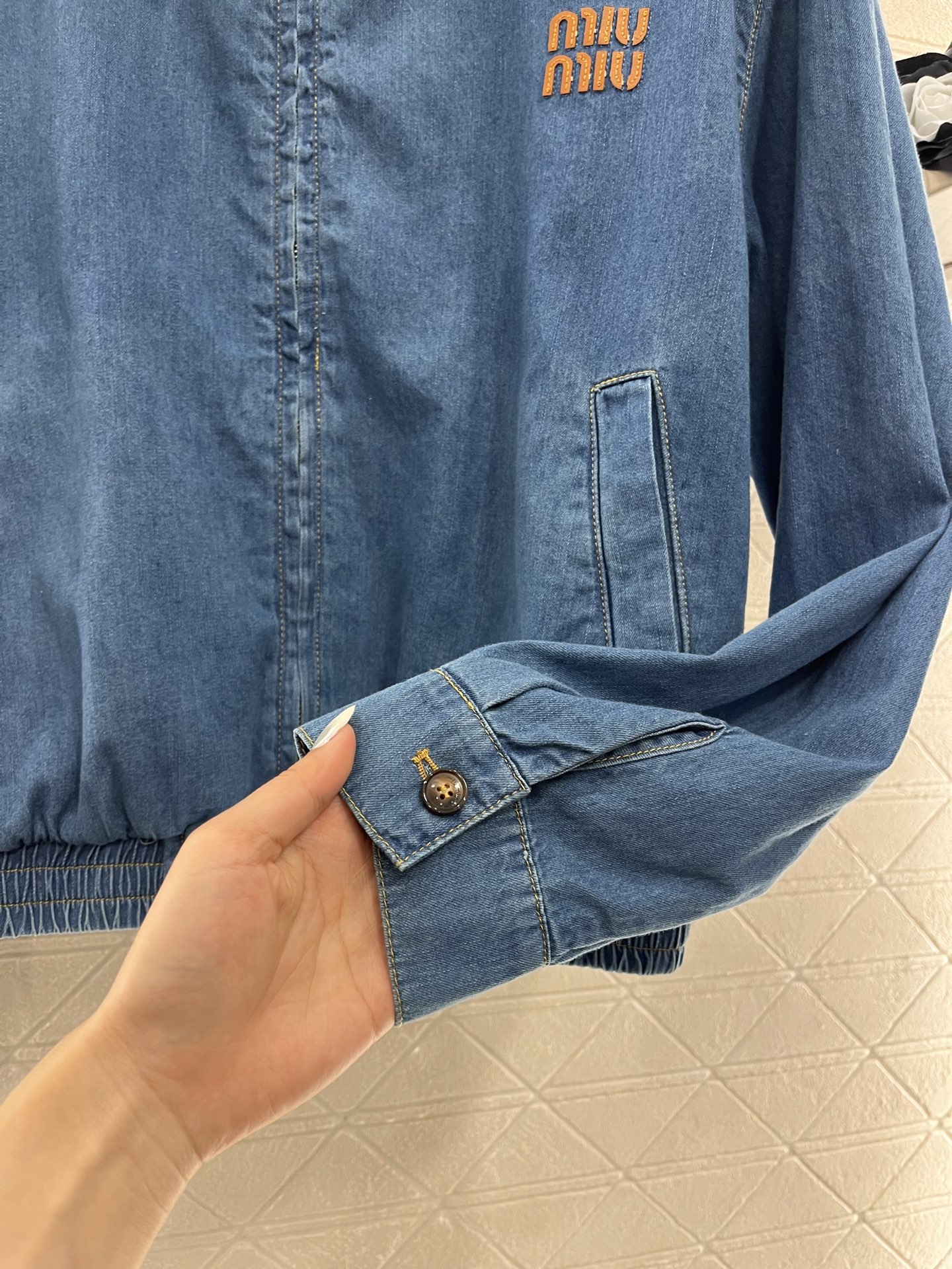 ♥Miumi*♥2025新品上架
    翻领牛仔夹克外套
定制YB斜纹棉牛仔材质 质感舒适 垂顺有型 