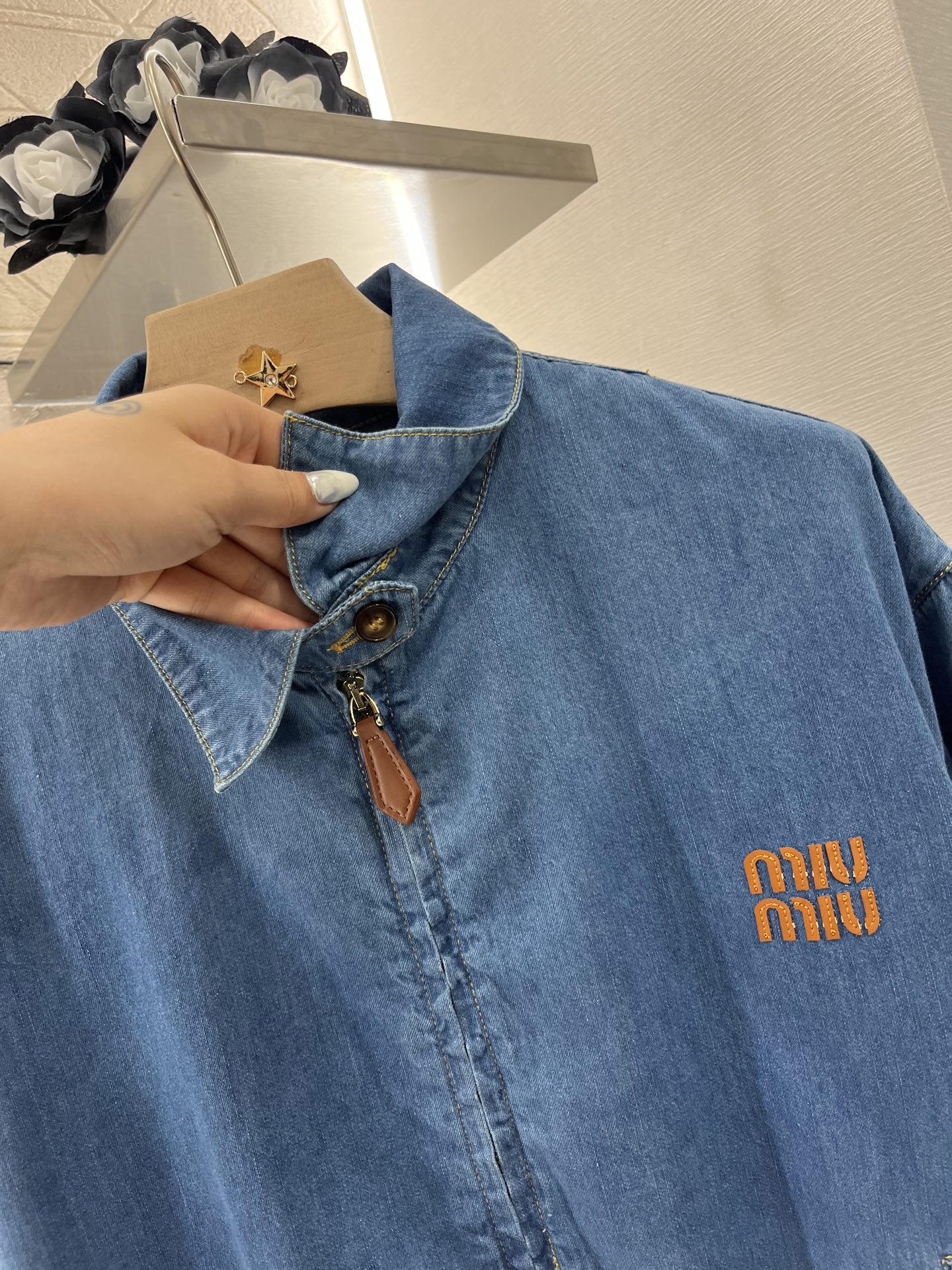 ♥Miumi*♥2025新品上架
    翻领牛仔夹克外套
定制YB斜纹棉牛仔材质 质感舒适 垂顺有型 