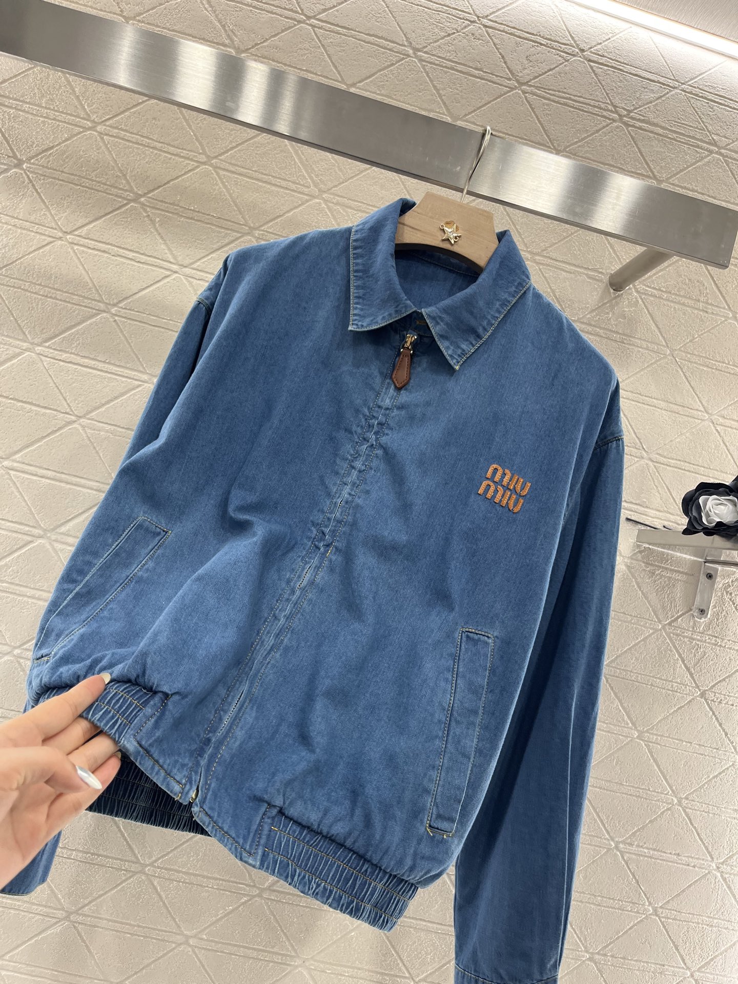 ♥Miumi*♥2025新品上架
    翻领牛仔夹克外套
定制YB斜纹棉牛仔材质 质感舒适 垂顺有型 