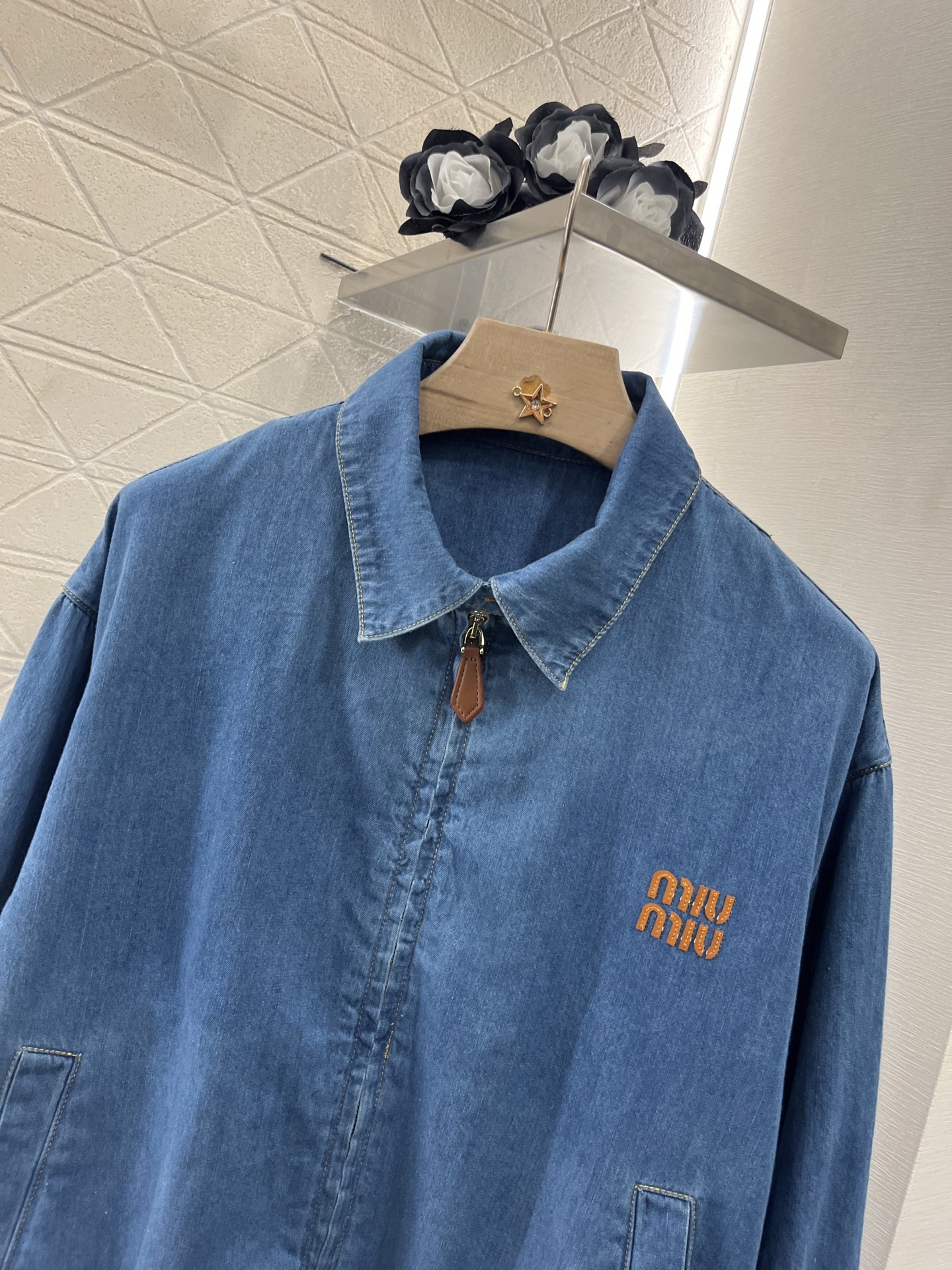 ♥Miumi*♥2025新品上架
    翻领牛仔夹克外套
定制YB斜纹棉牛仔材质 质感舒适 垂顺有型 