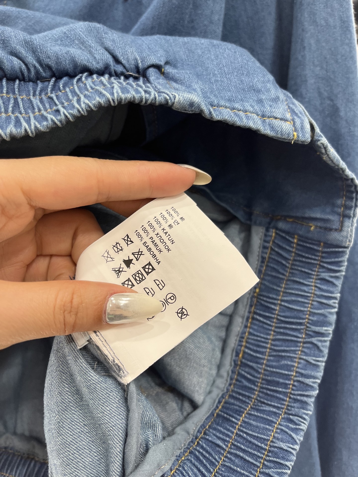 ♥Miumi*♥2025新品上架
    翻领牛仔夹克外套
定制YB斜纹棉牛仔材质 质感舒适 垂顺有型 