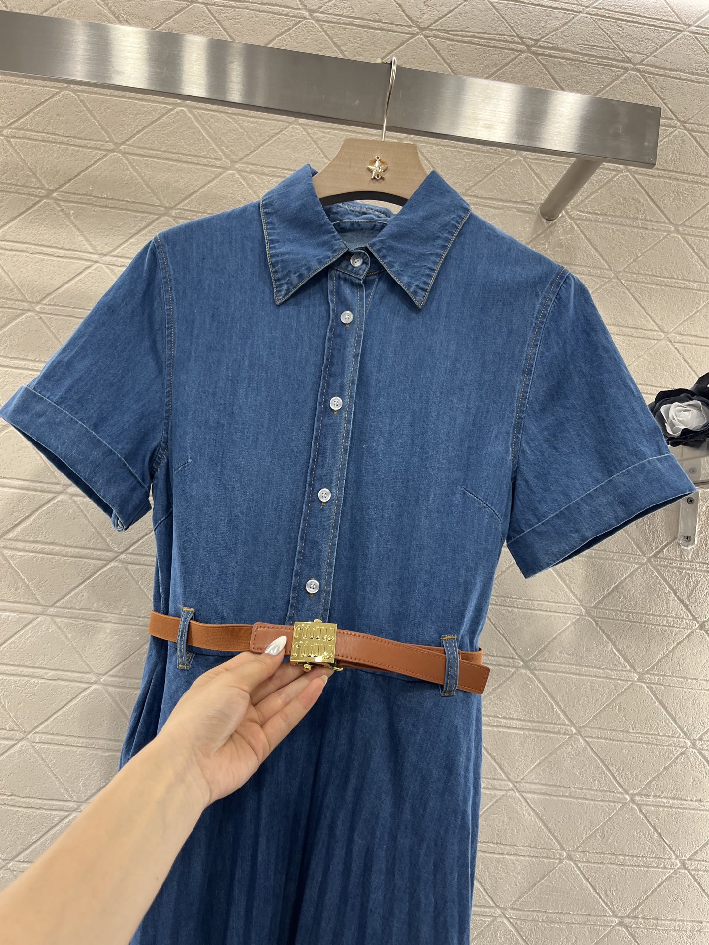 ♥Miumi*♥2025新品上架
     腰带牛仔连衣裙 
定制YB斜纹棉牛仔材质 酵素水洗 呈现复古