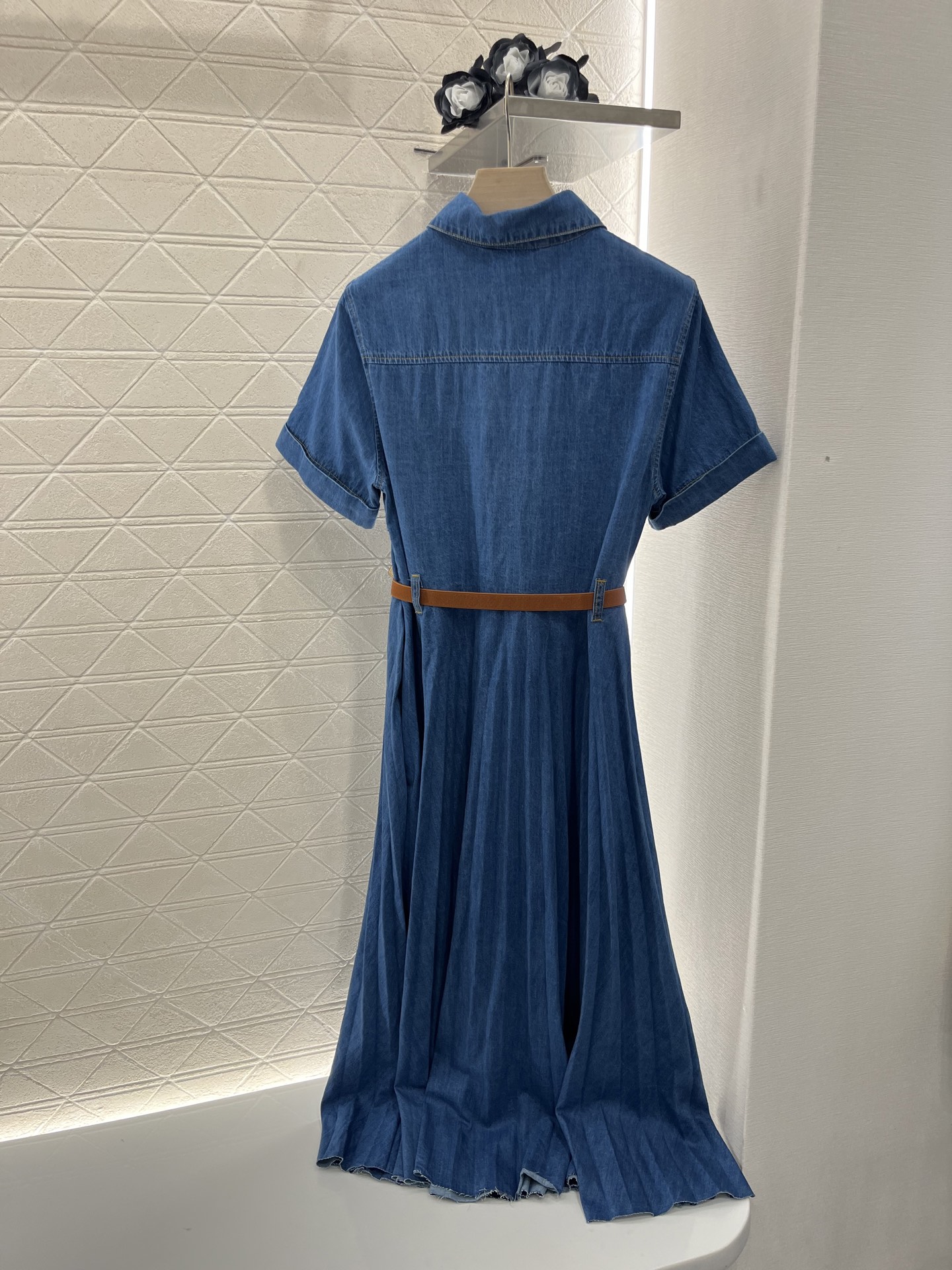 ♥Miumi*♥2025新品上架
     腰带牛仔连衣裙 
定制YB斜纹棉牛仔材质 酵素水洗 呈现复古