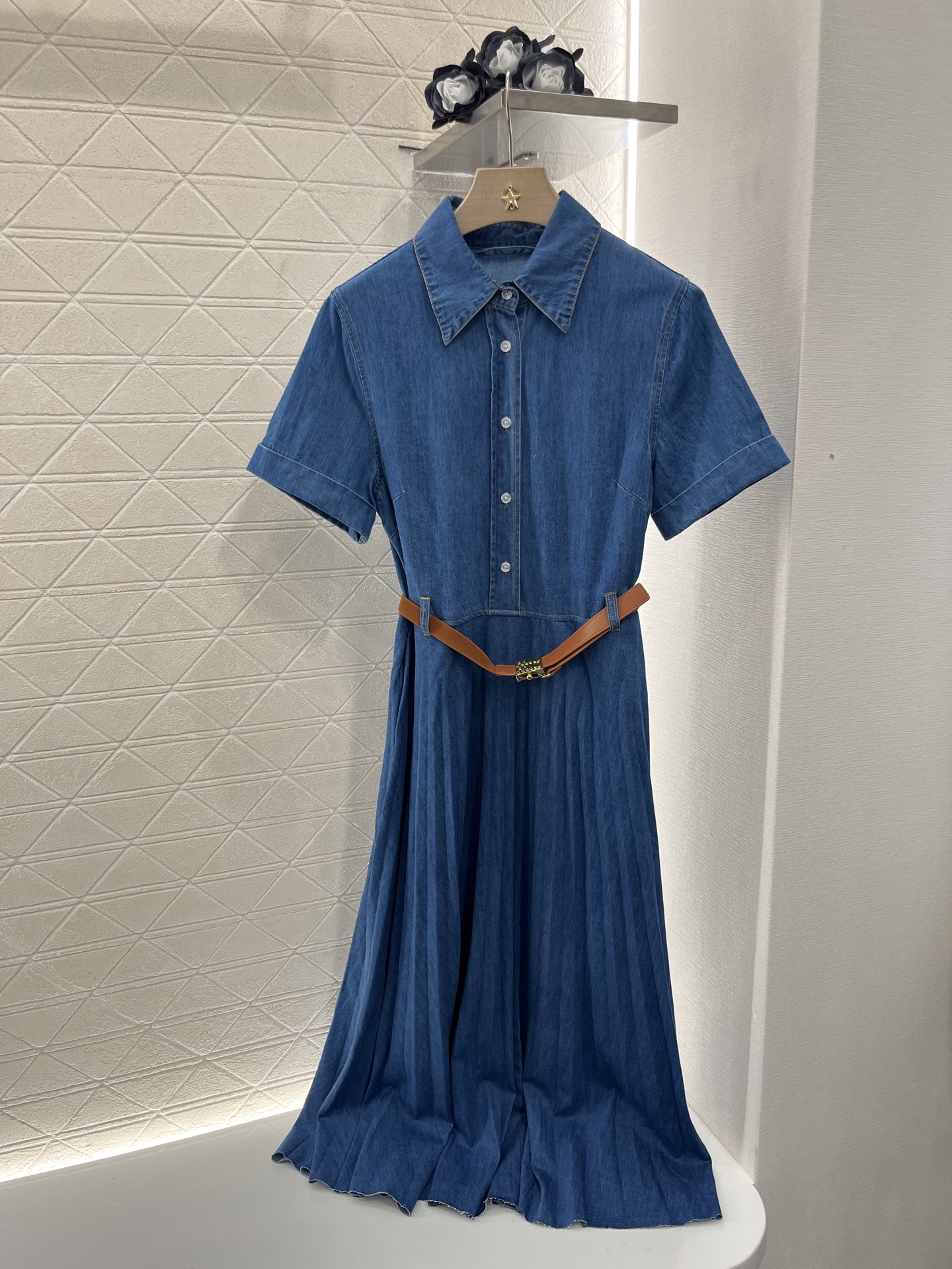 ♥Miumi*♥2025新品上架
     腰带牛仔连衣裙 
定制YB斜纹棉牛仔材质 酵素水洗 呈现复古
