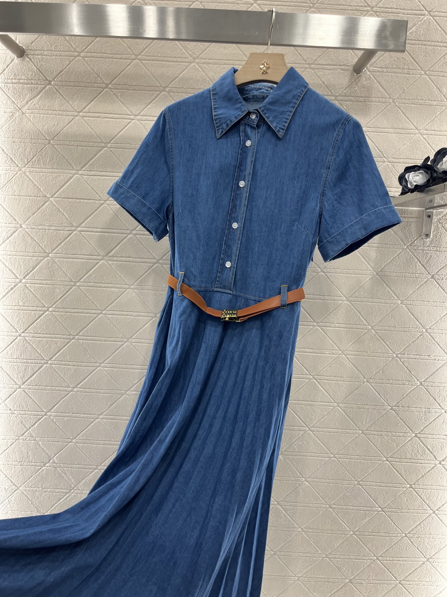 ♥Miumi*♥2025新品上架
     腰带牛仔连衣裙 
定制YB斜纹棉牛仔材质 酵素水洗 呈现复古
