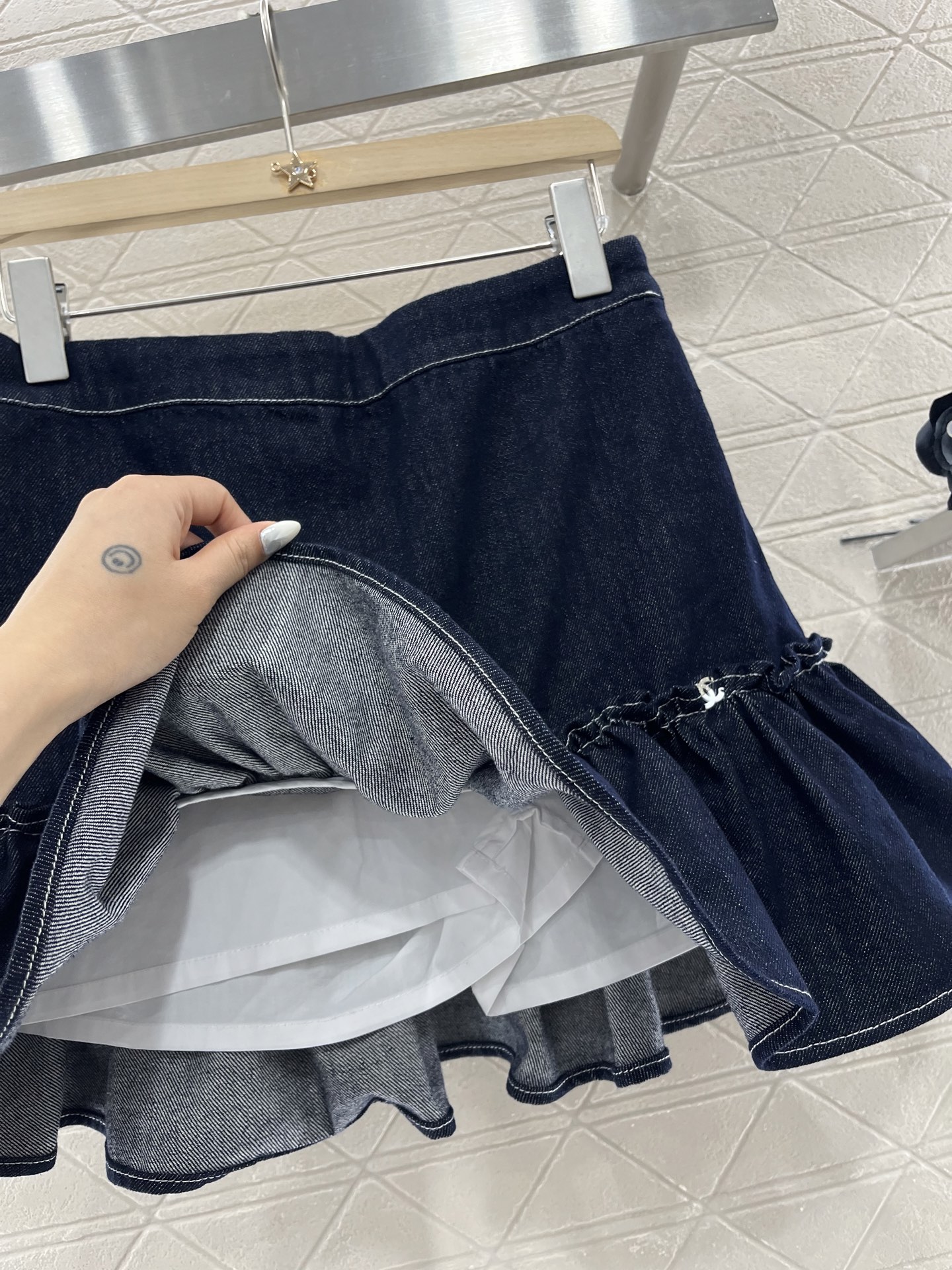 ♥Chane*♥2025新品上架
  花边翻领牛仔外套短裙套装
定制YB斜纹棉牛仔面料 透气性佳 柔软亲