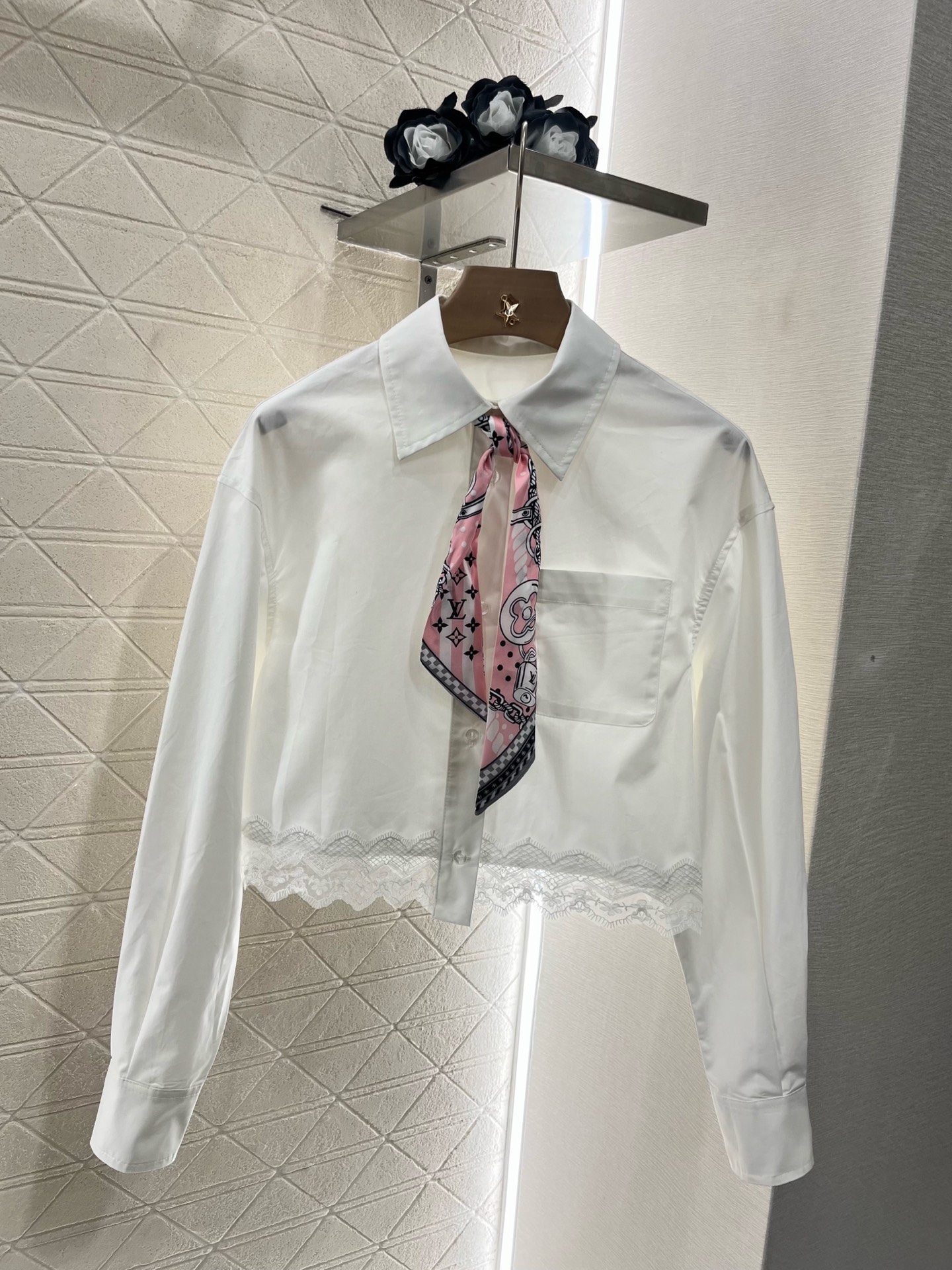 ♥Louis Vuitto*♥2025新品上架
     丝巾蕾丝短款衬衣
定制YB斜纹全棉材质 柔软亲