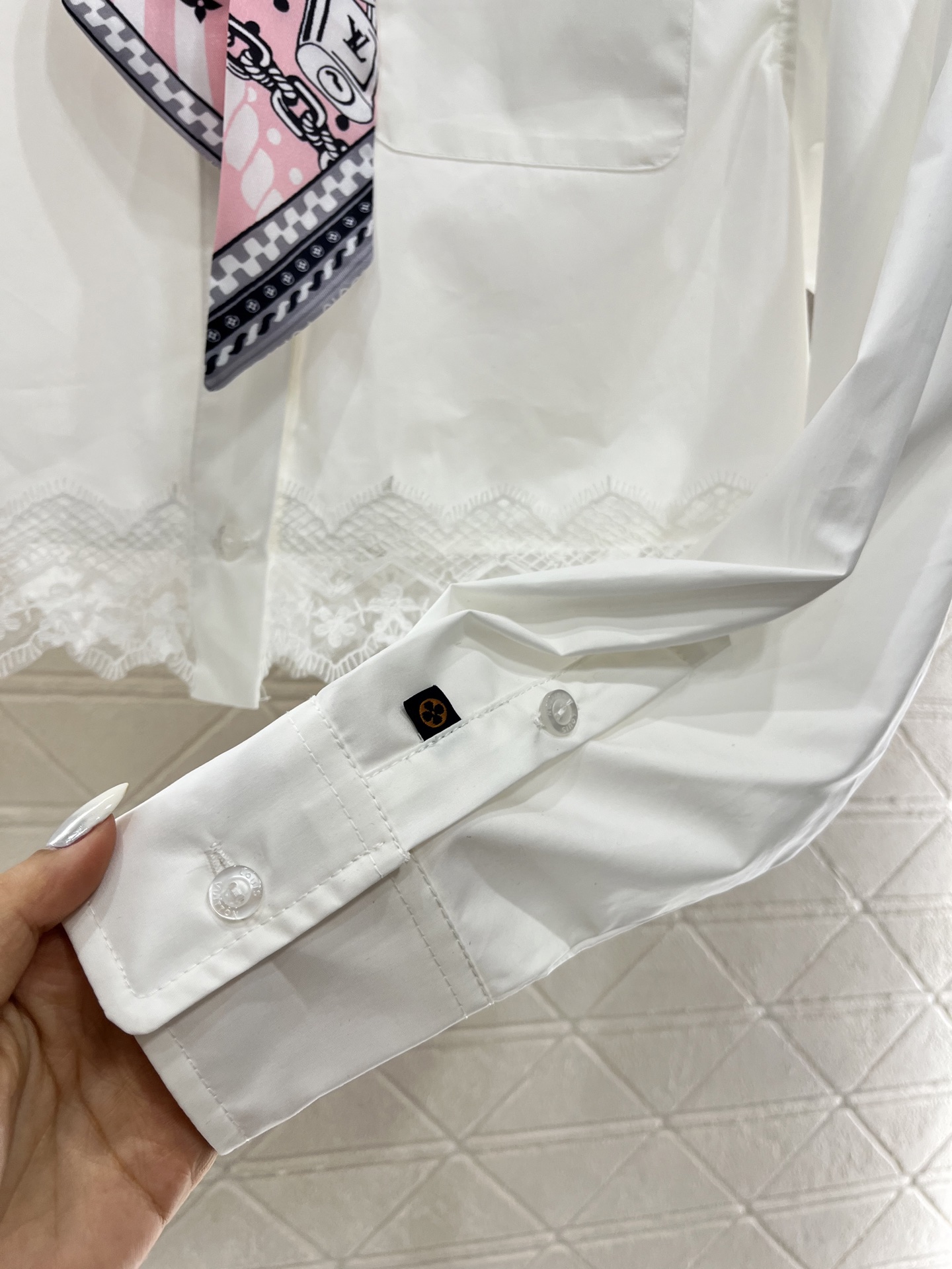 ♥Louis Vuitto*♥2025新品上架
     丝巾蕾丝短款衬衣
定制YB斜纹全棉材质 柔软亲