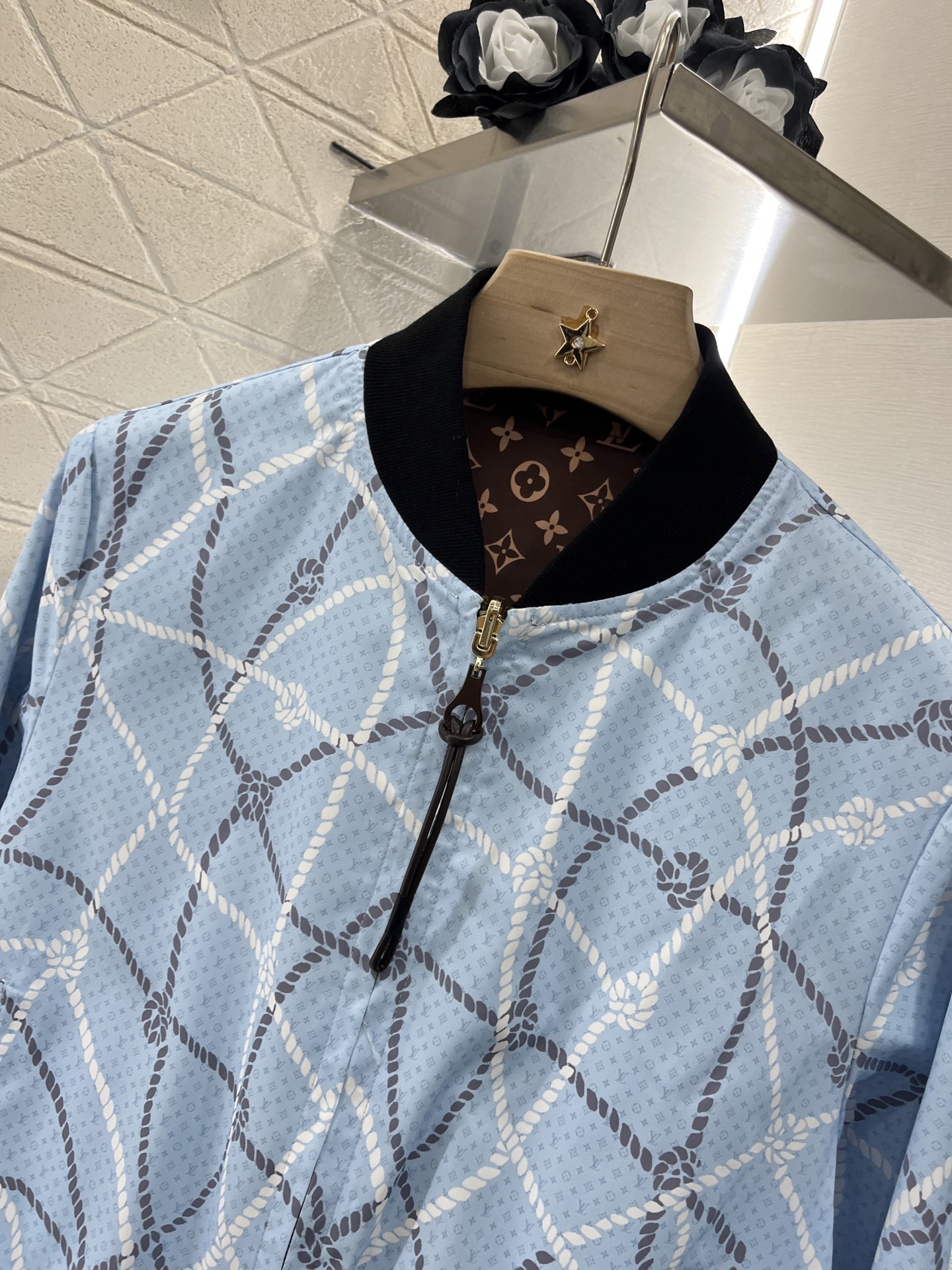 ♥Louis Vuitto*♥2025新品上架
     两面穿夹克外套
定制YB进口尼龙材质 透气舒适
