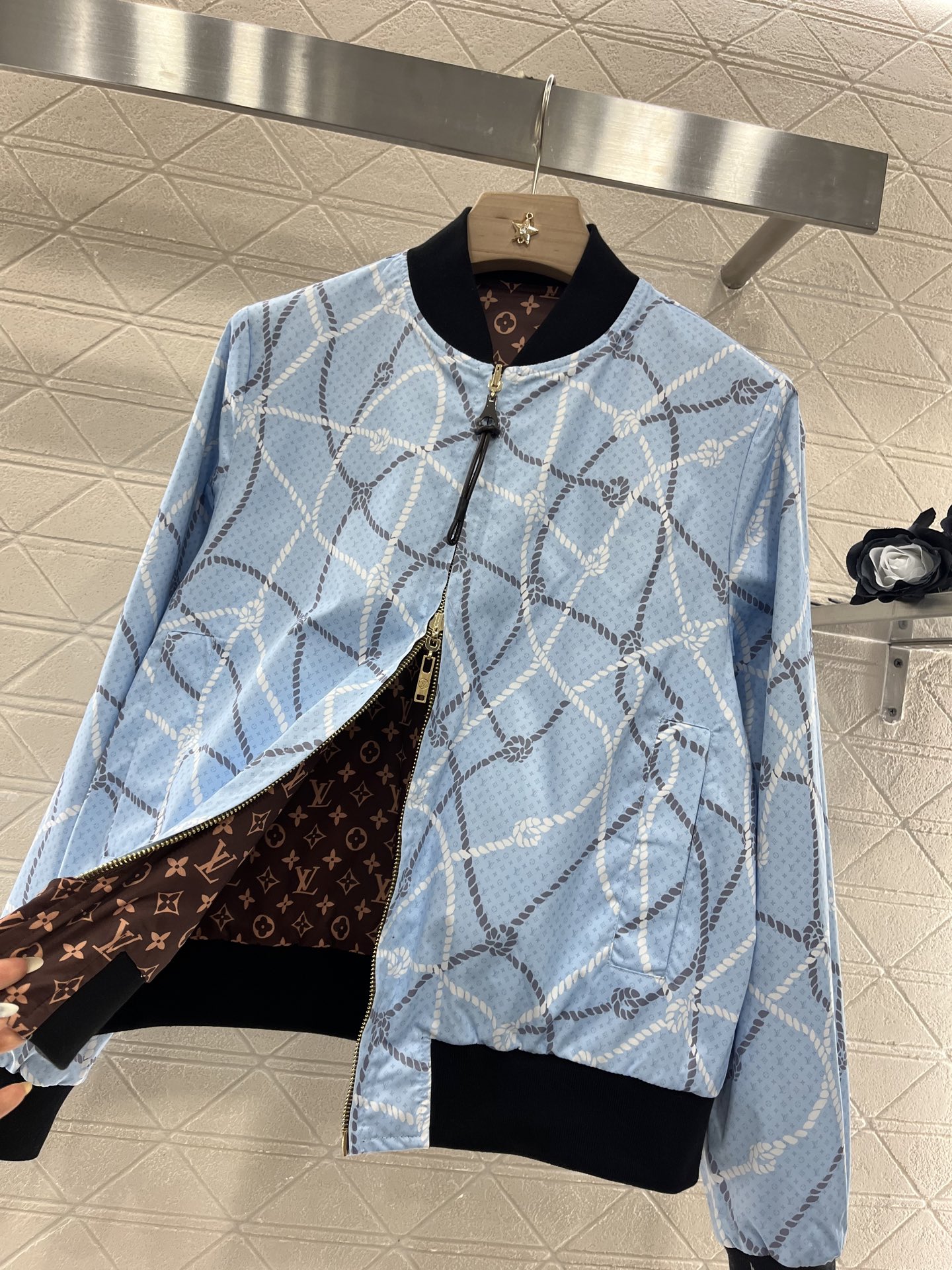 ♥Louis Vuitto*♥2025新品上架
     两面穿夹克外套
定制YB进口尼龙材质 透气舒适