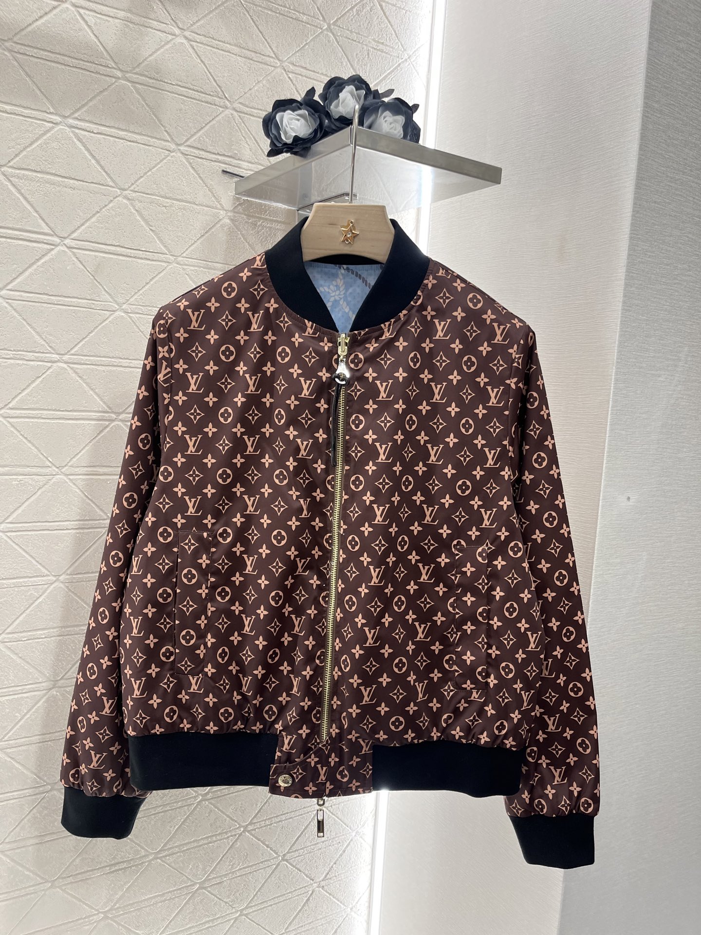 ♥Louis Vuitto*♥2025新品上架
     两面穿夹克外套
定制YB进口尼龙材质 透气舒适
